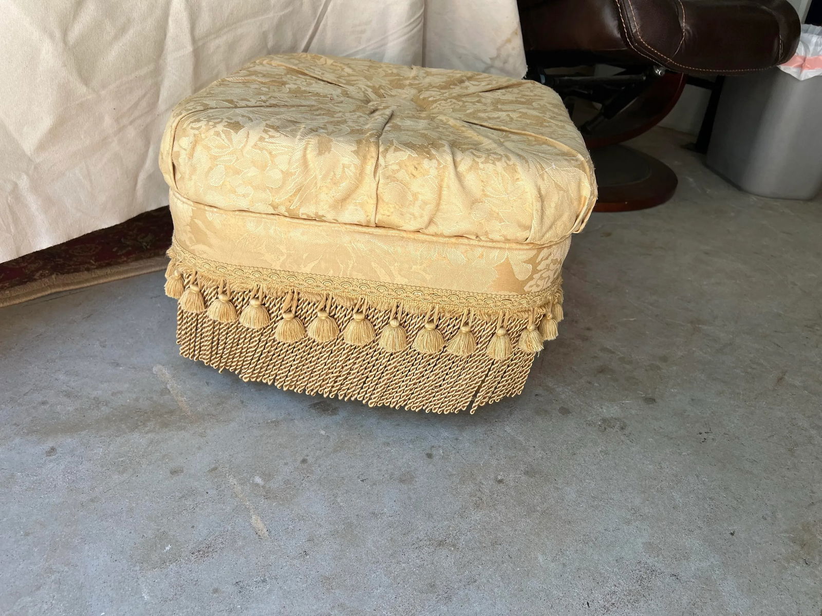 1970s Yellow Covered Ottoman With Tassels - 2