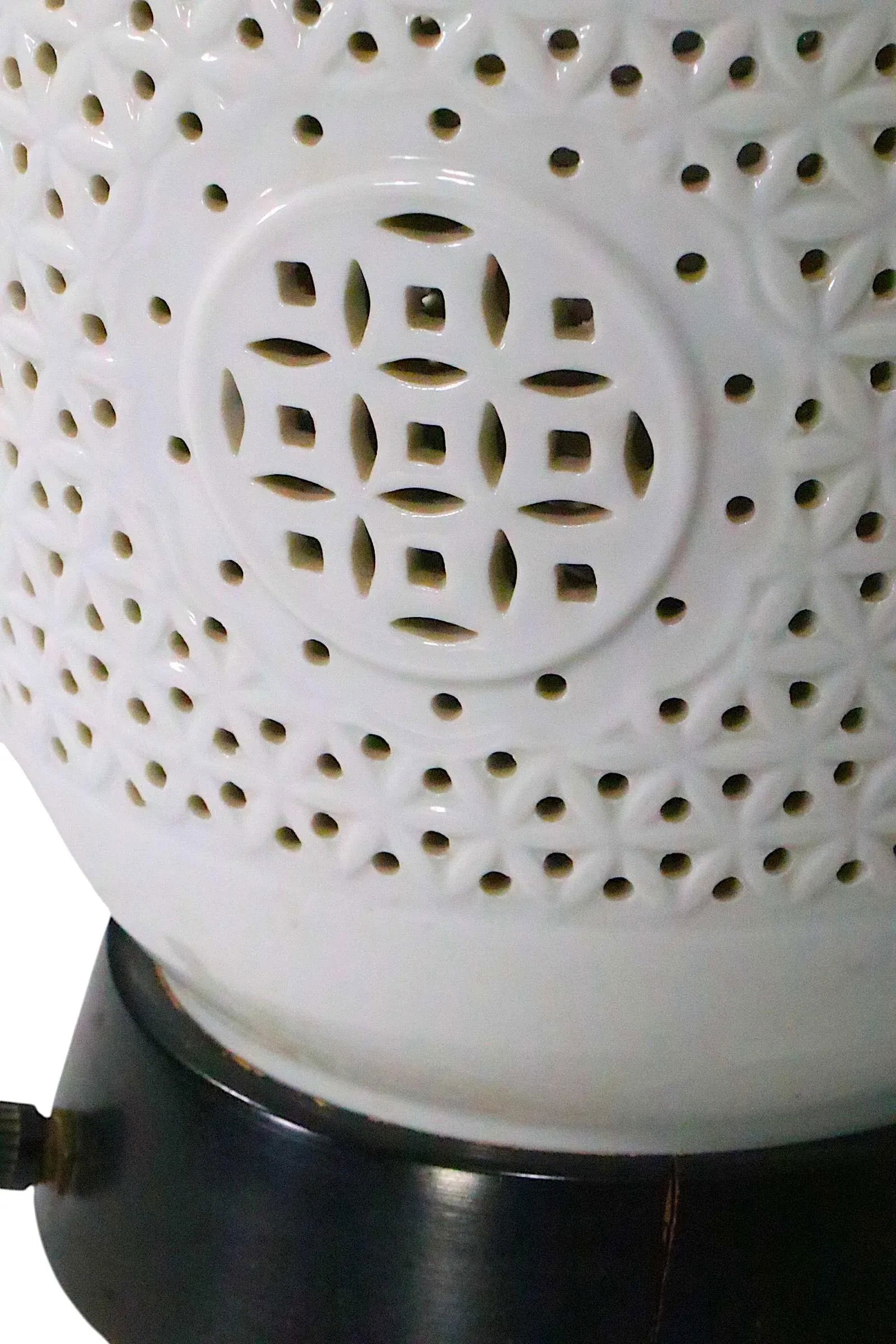 Vintage Chinese Style Blanc De Chine Ginger Jar Form Table Lamp - 12