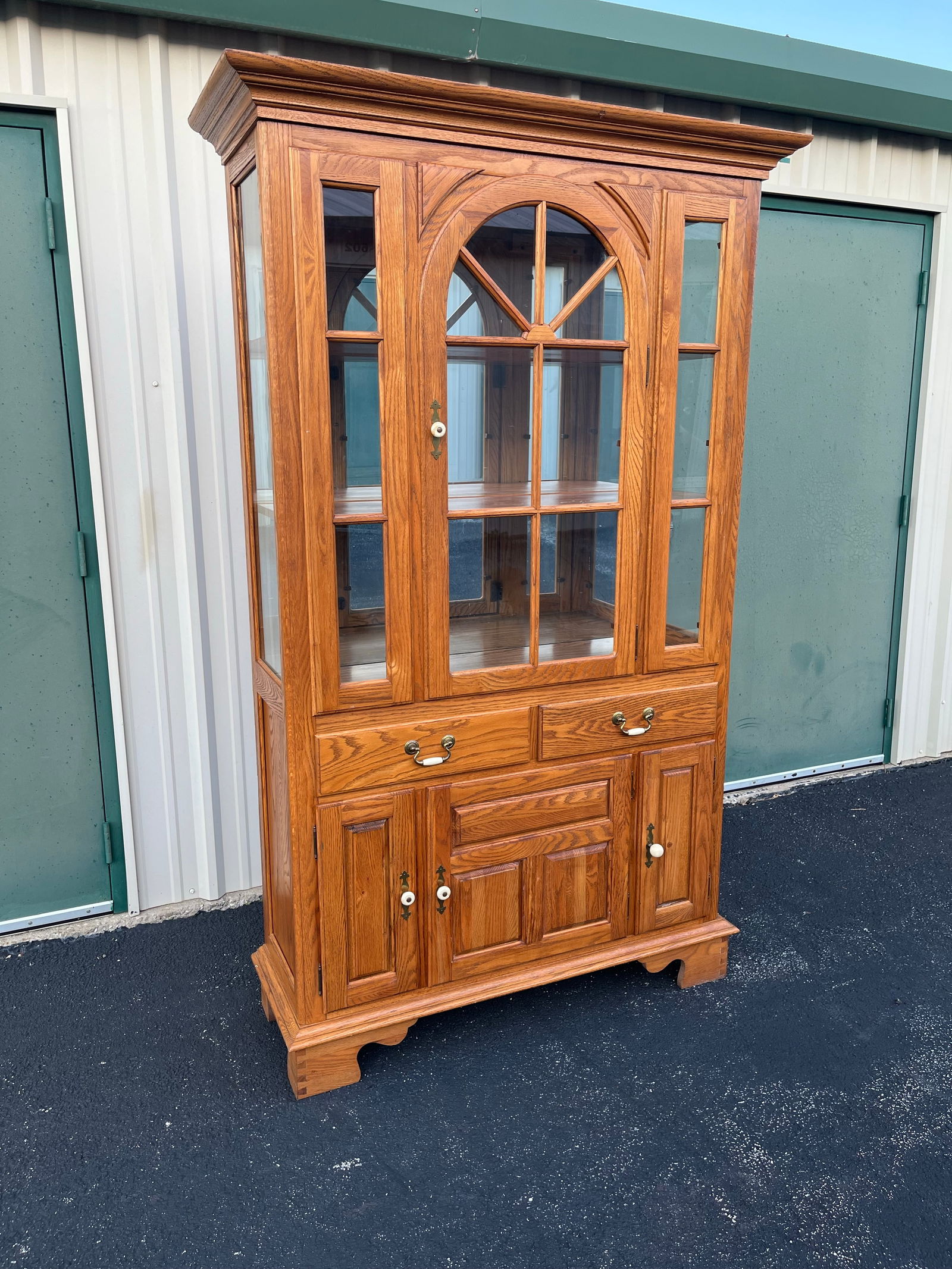 Keller Illuminated Oak China Display Hutch Cabinet - 3