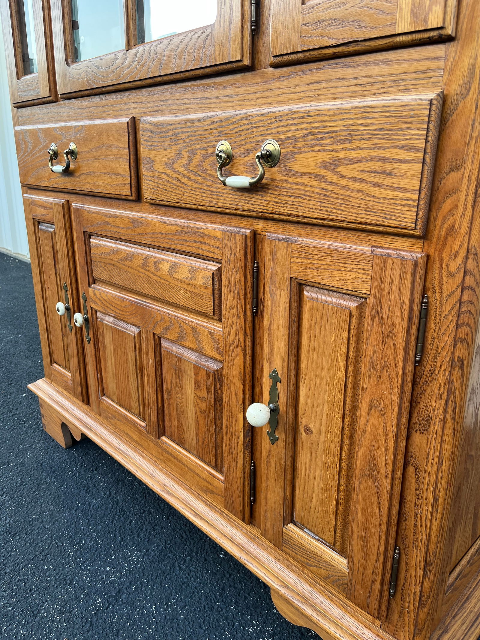 Keller Illuminated Oak China Display Hutch Cabinet - 7