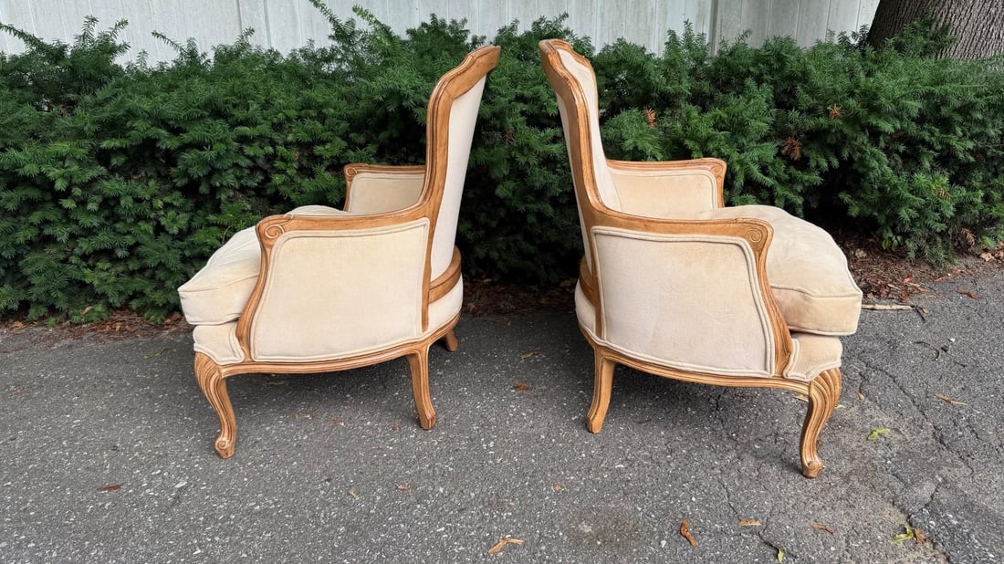 Pair of 1980s Meyer Gunther Martini French Provincial Louis XV Style Bergère Chairs in Beige - 2