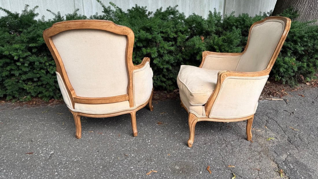 Pair of 1980s Meyer Gunther Martini French Provincial Louis XV Style Bergère Chairs in Beige - 5