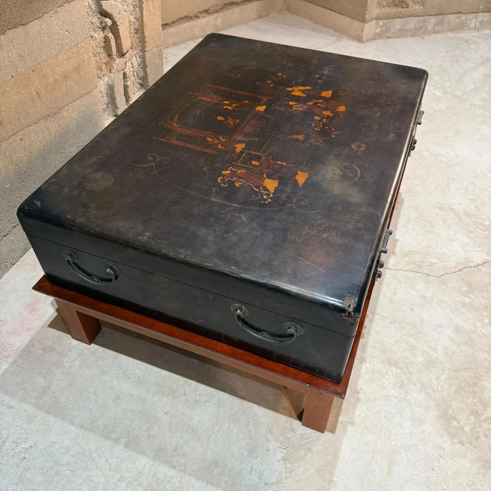 Chinese Lacquered Wooden Chest Coffee Table With Animated Palace Scene - 14