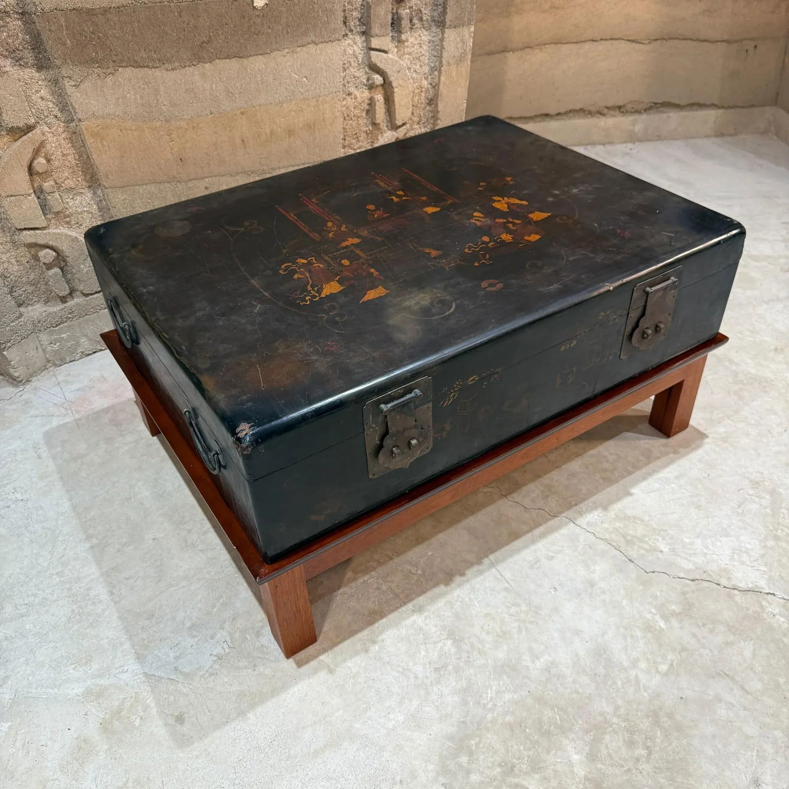 Chinese Lacquered Wooden Chest Coffee Table With Animated Palace Scene - 17