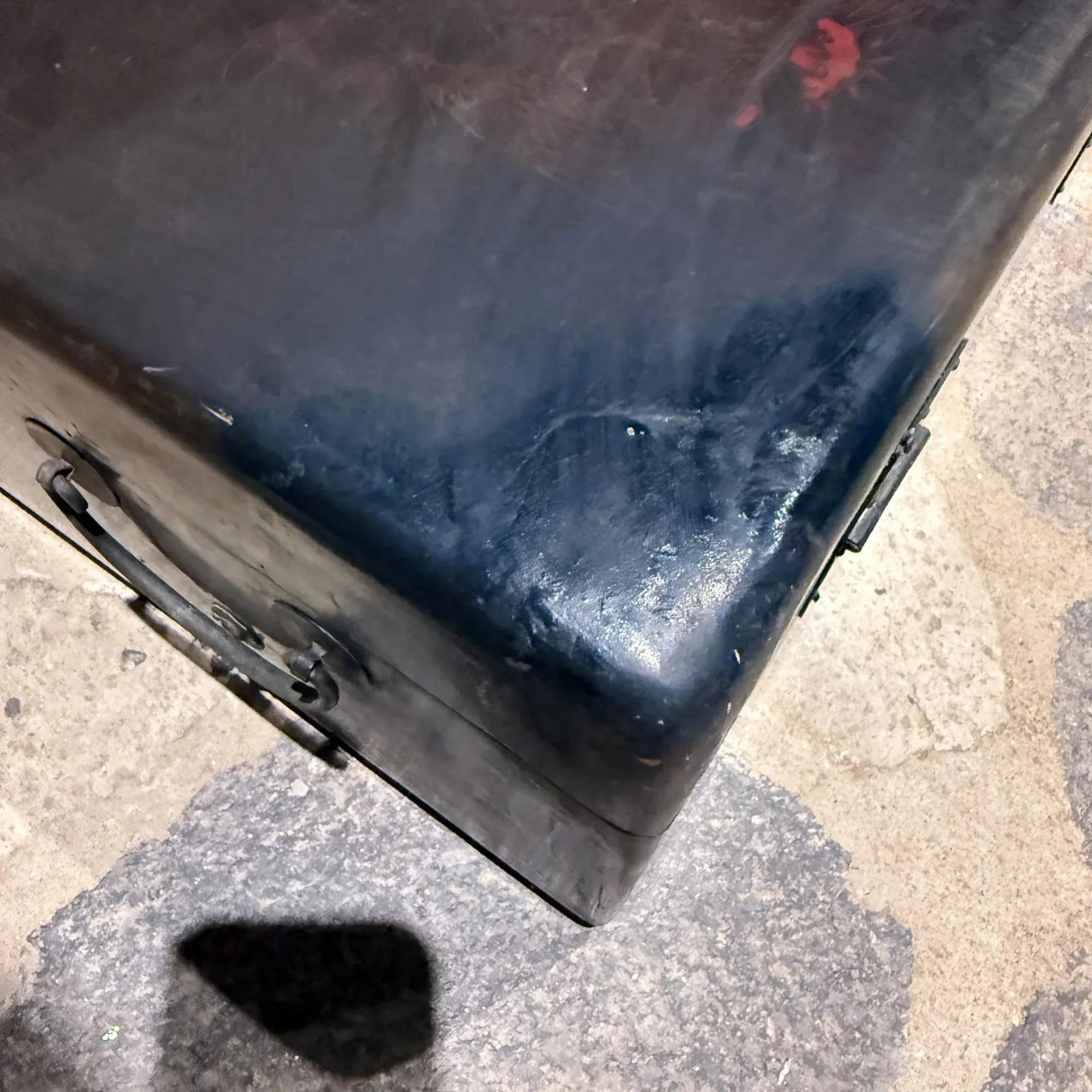 Chinese Lacquered Wooden Chest Coffee Table With Animated Palace Scene - 3