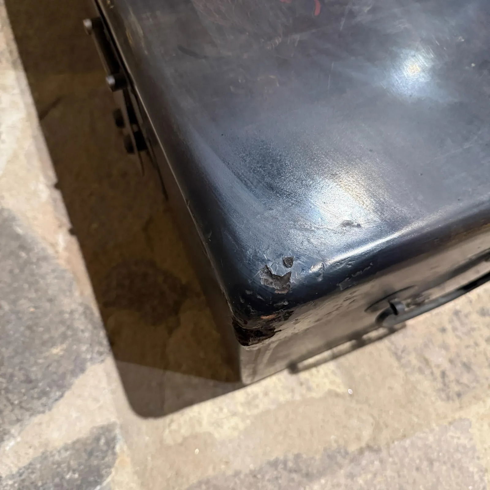 Chinese Lacquered Wooden Chest Coffee Table With Animated Palace Scene - 4