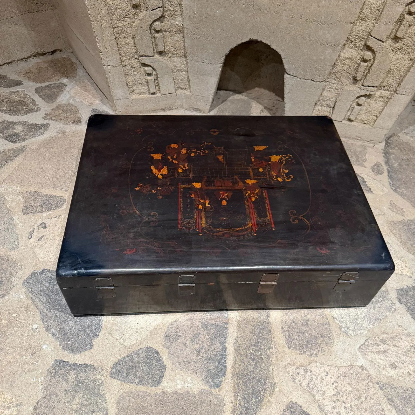Chinese Lacquered Wooden Chest Coffee Table With Animated Palace Scene - 5