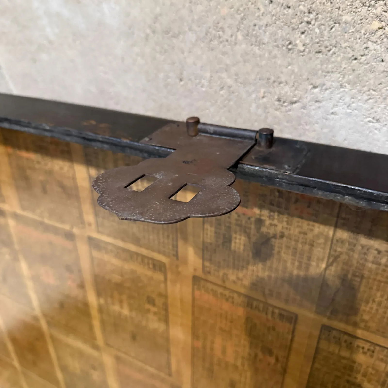 Chinese Lacquered Wooden Chest Coffee Table With Animated Palace Scene - 8