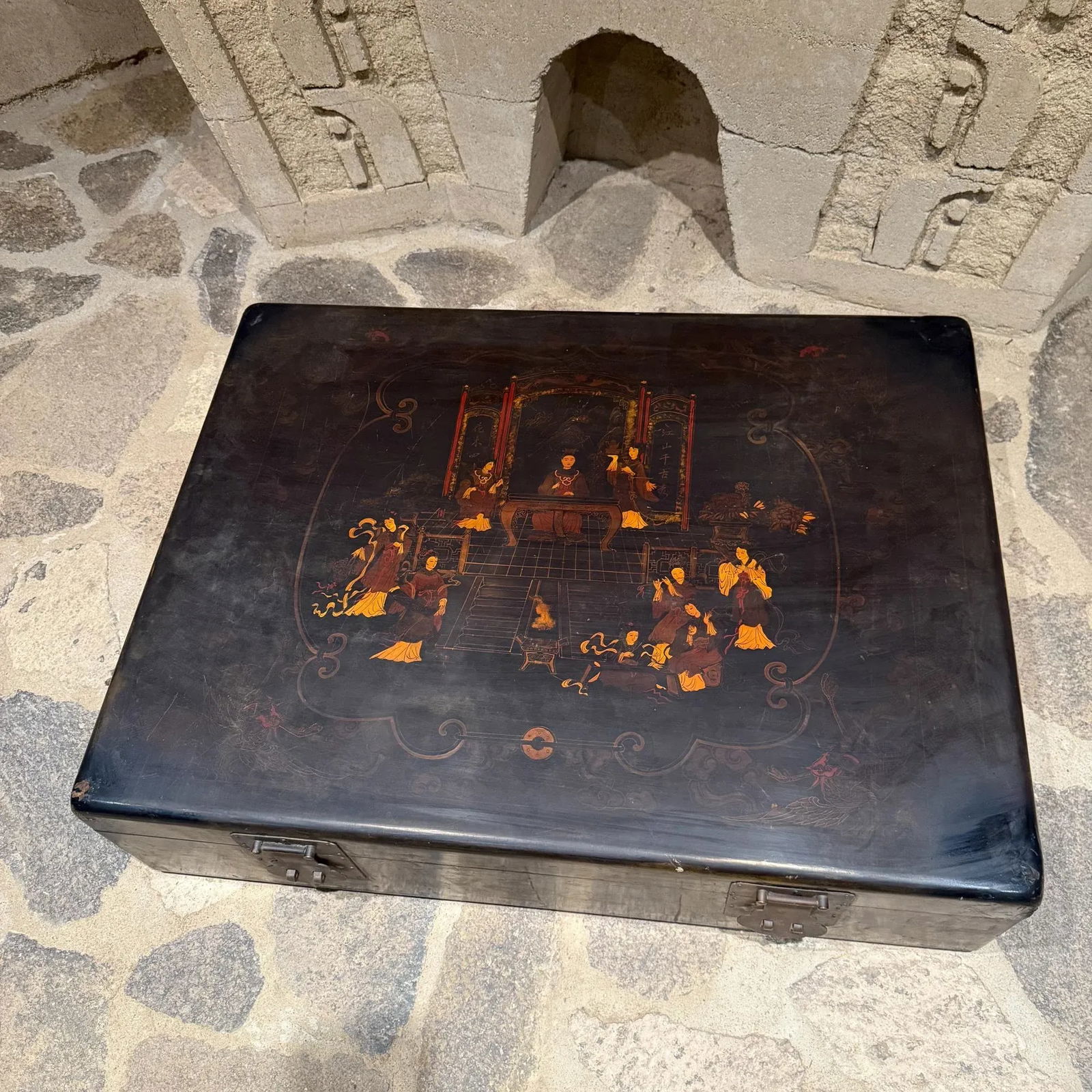 Chinese Lacquered Wooden Chest Coffee Table With Animated Palace Scene - 9