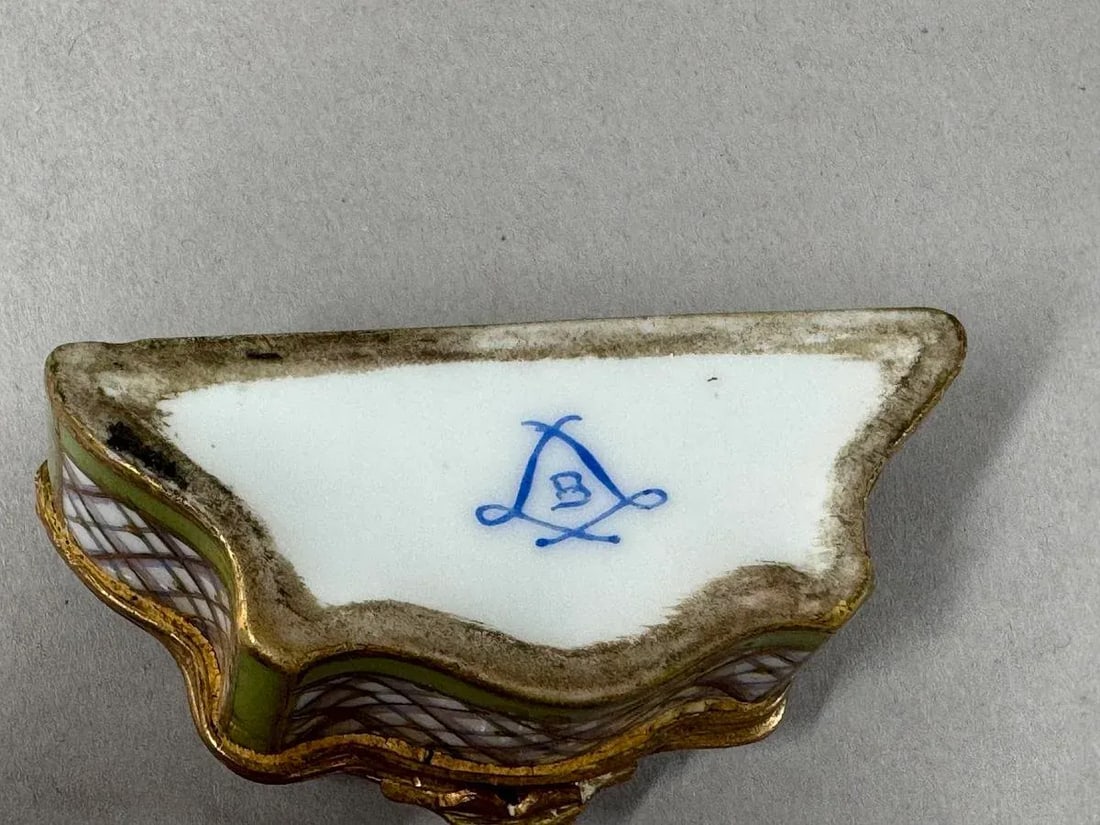 Ca 1860 French Sèvres Neoclassical Green Gold Porcelain Box - 2