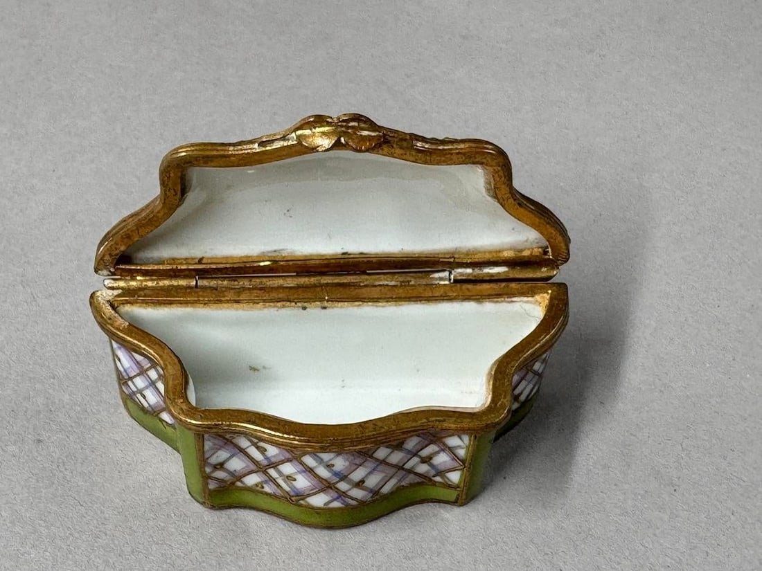 Ca 1860 French Sèvres Neoclassical Green Gold Porcelain Box - 7