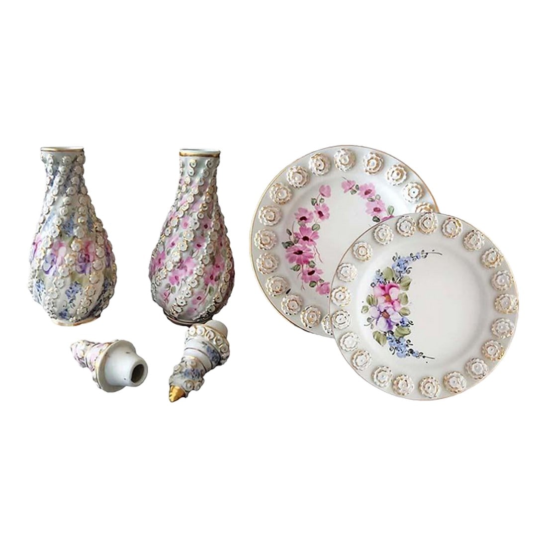 1980s Sumerbank Porcelain Decanters, Stoppers & Underplates - Hand Crafted in Turkey- 4 Pieces: Pair of Sumerbank porcelain decanters with stoppers and matching under plates, intricate design, hand crafted in Turkey. Nice display pieces for the vanity or? Age is unknown & estimated
