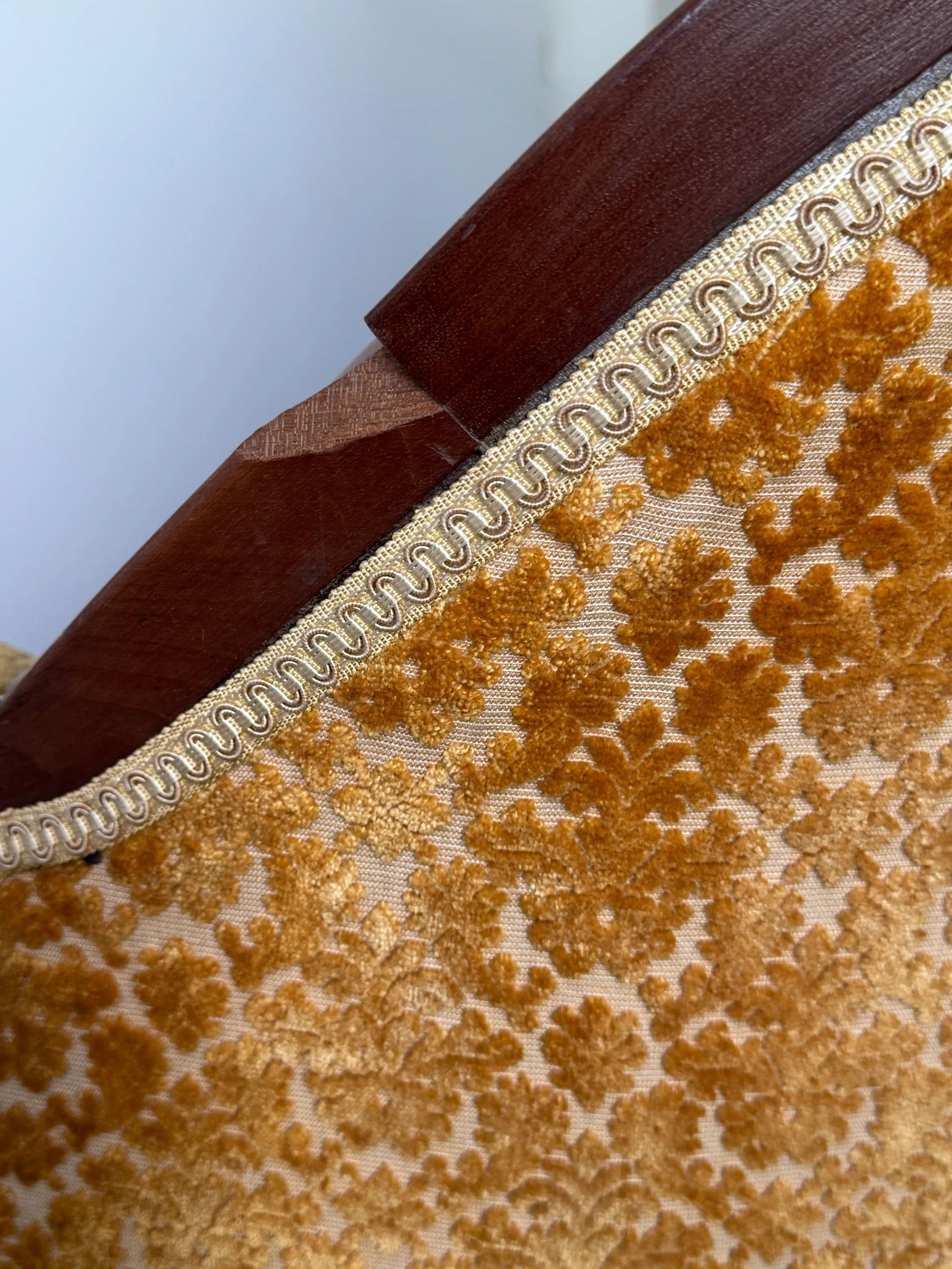 19th Century Parlor Sofa With Velvety Damask Upholstery - 10