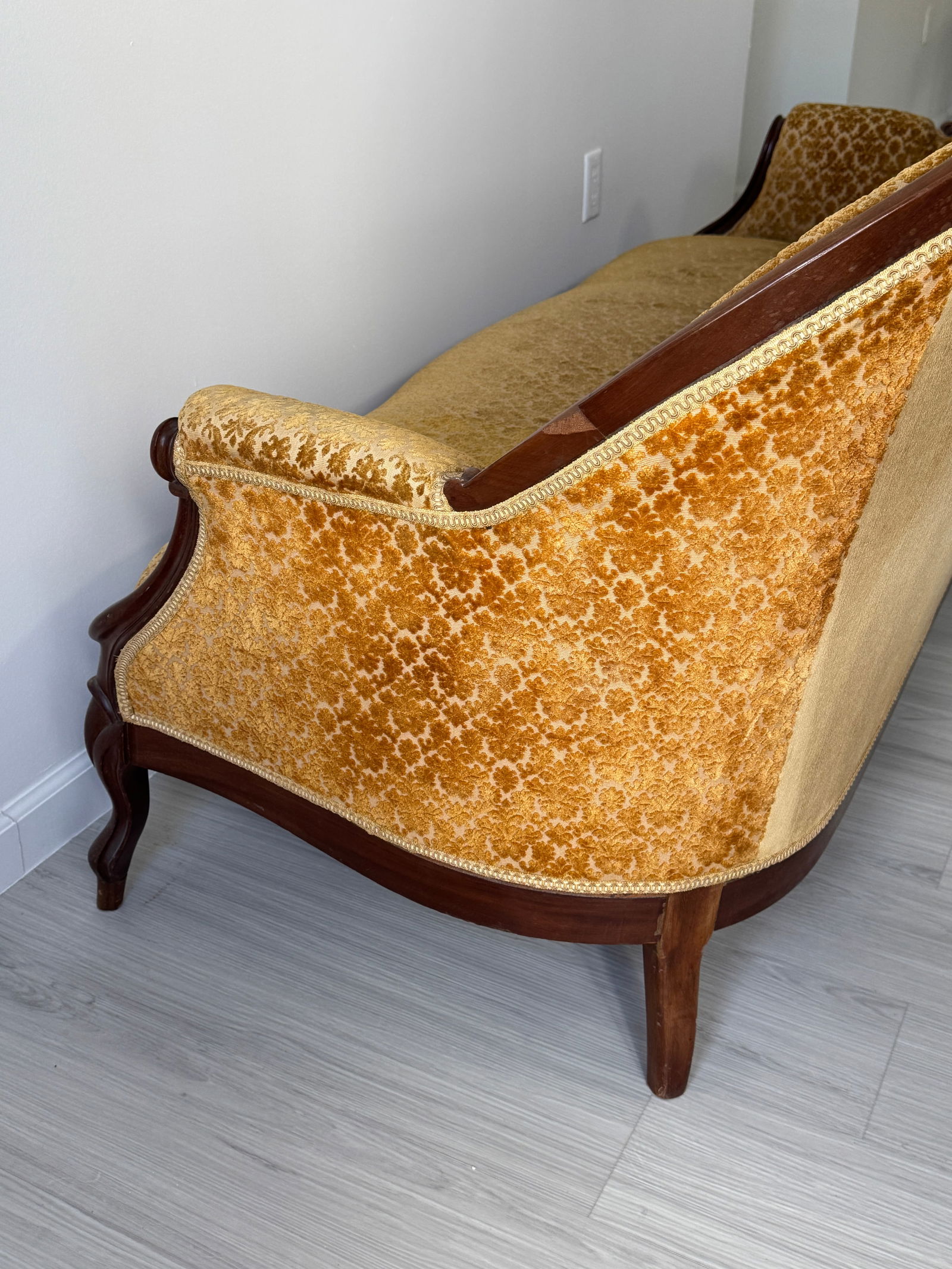 19th Century Parlor Sofa With Velvety Damask Upholstery - 11