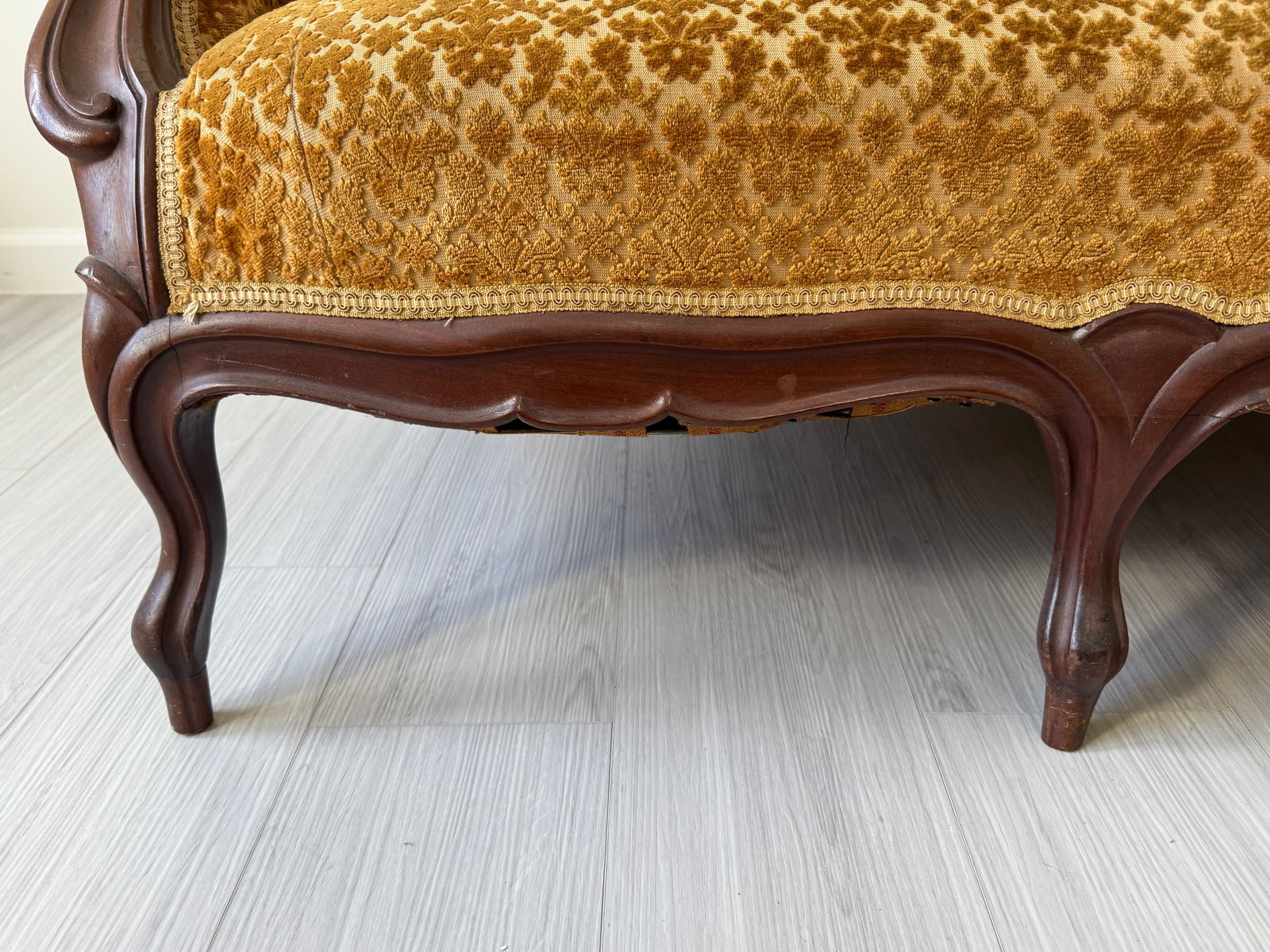 19th Century Parlor Sofa With Velvety Damask Upholstery - 12