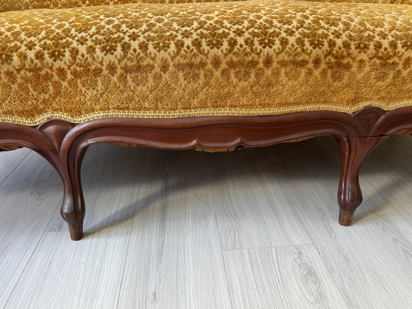 19th Century Parlor Sofa With Velvety Damask Upholstery - 13