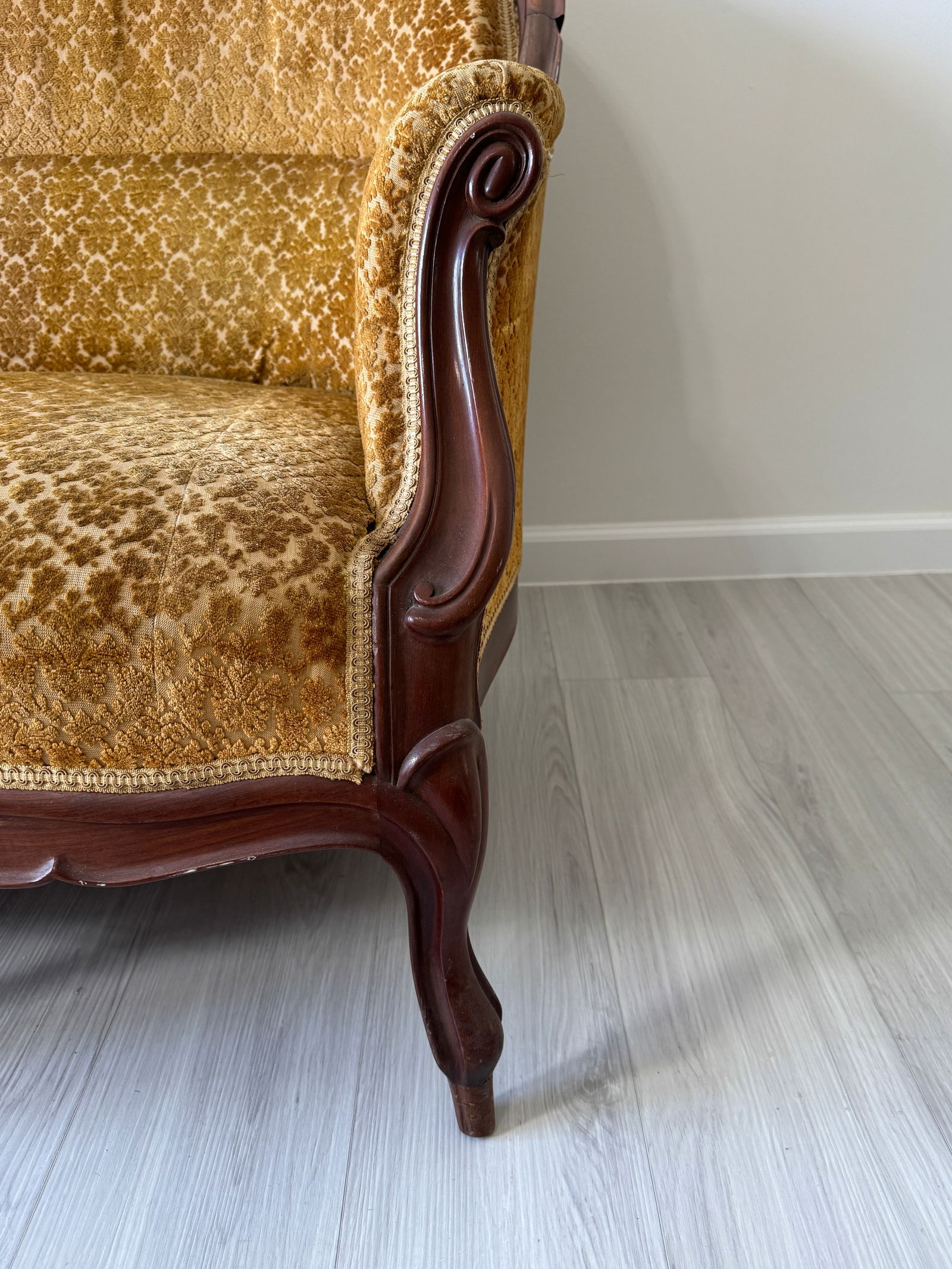 19th Century Parlor Sofa With Velvety Damask Upholstery - 14