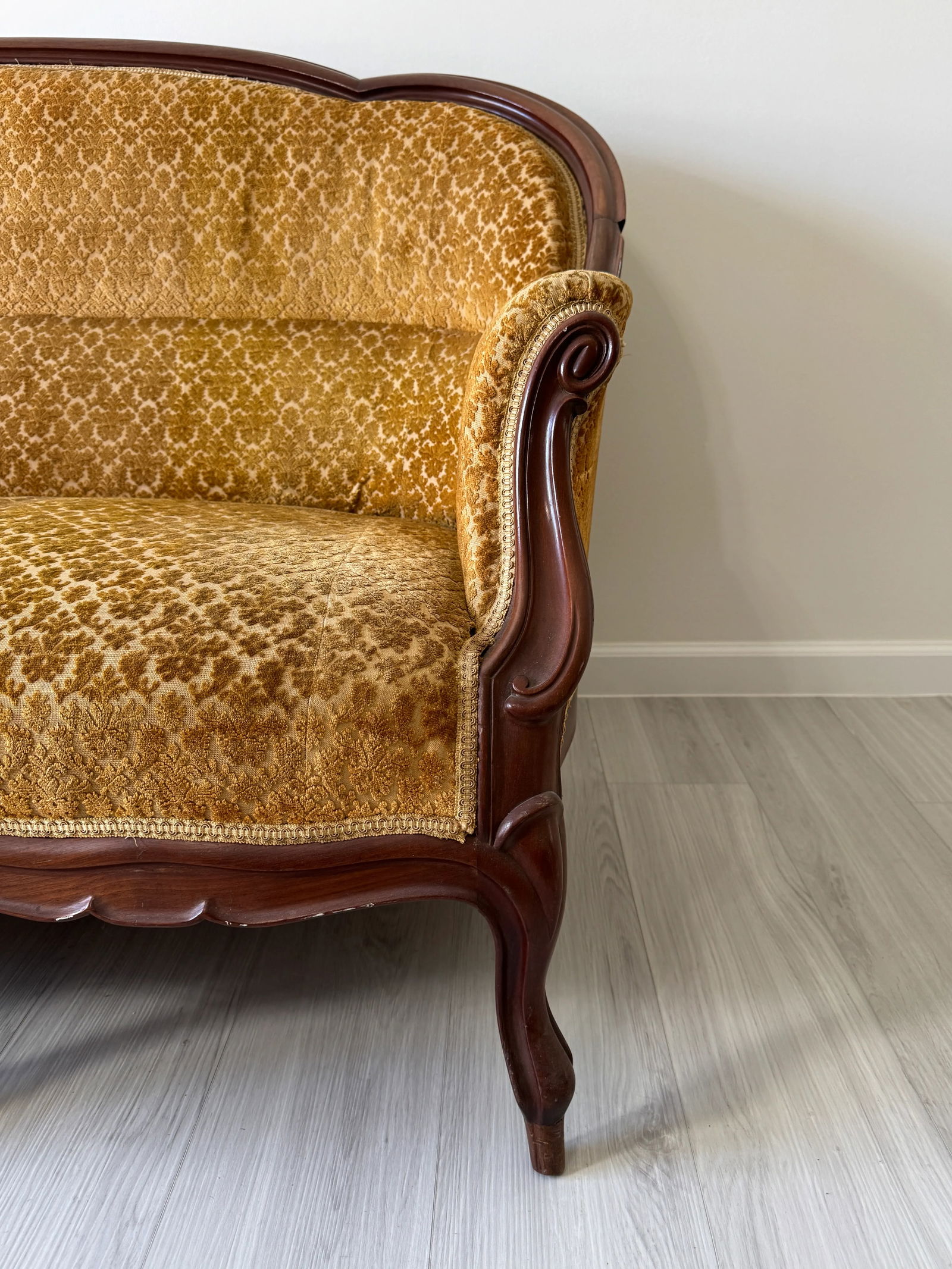 19th Century Parlor Sofa With Velvety Damask Upholstery - 15