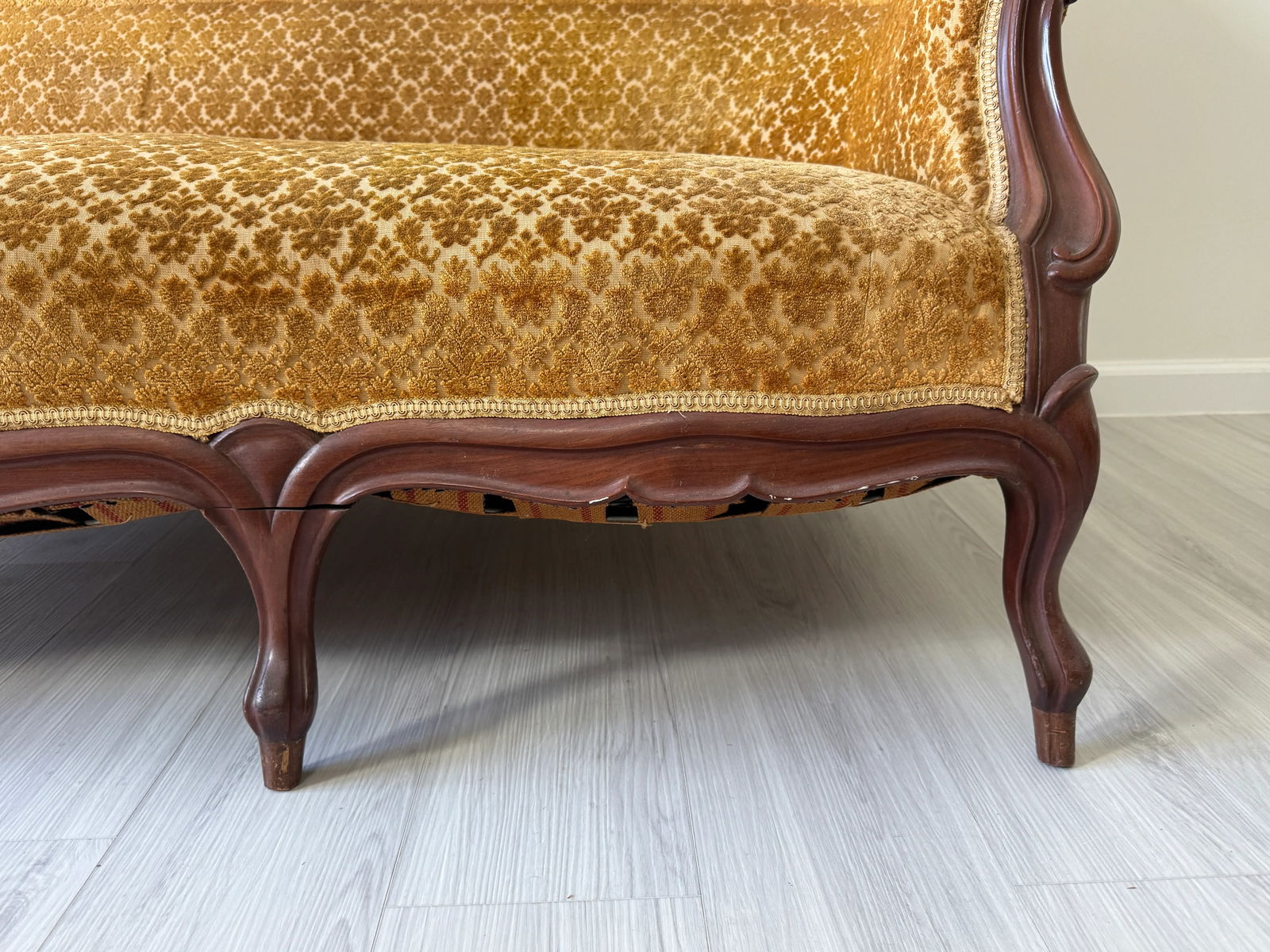 19th Century Parlor Sofa With Velvety Damask Upholstery - 16