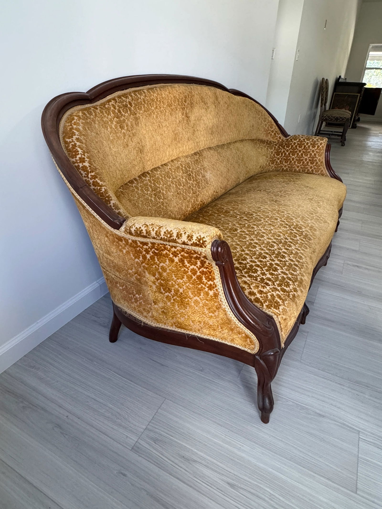 19th Century Parlor Sofa With Velvety Damask Upholstery - 4