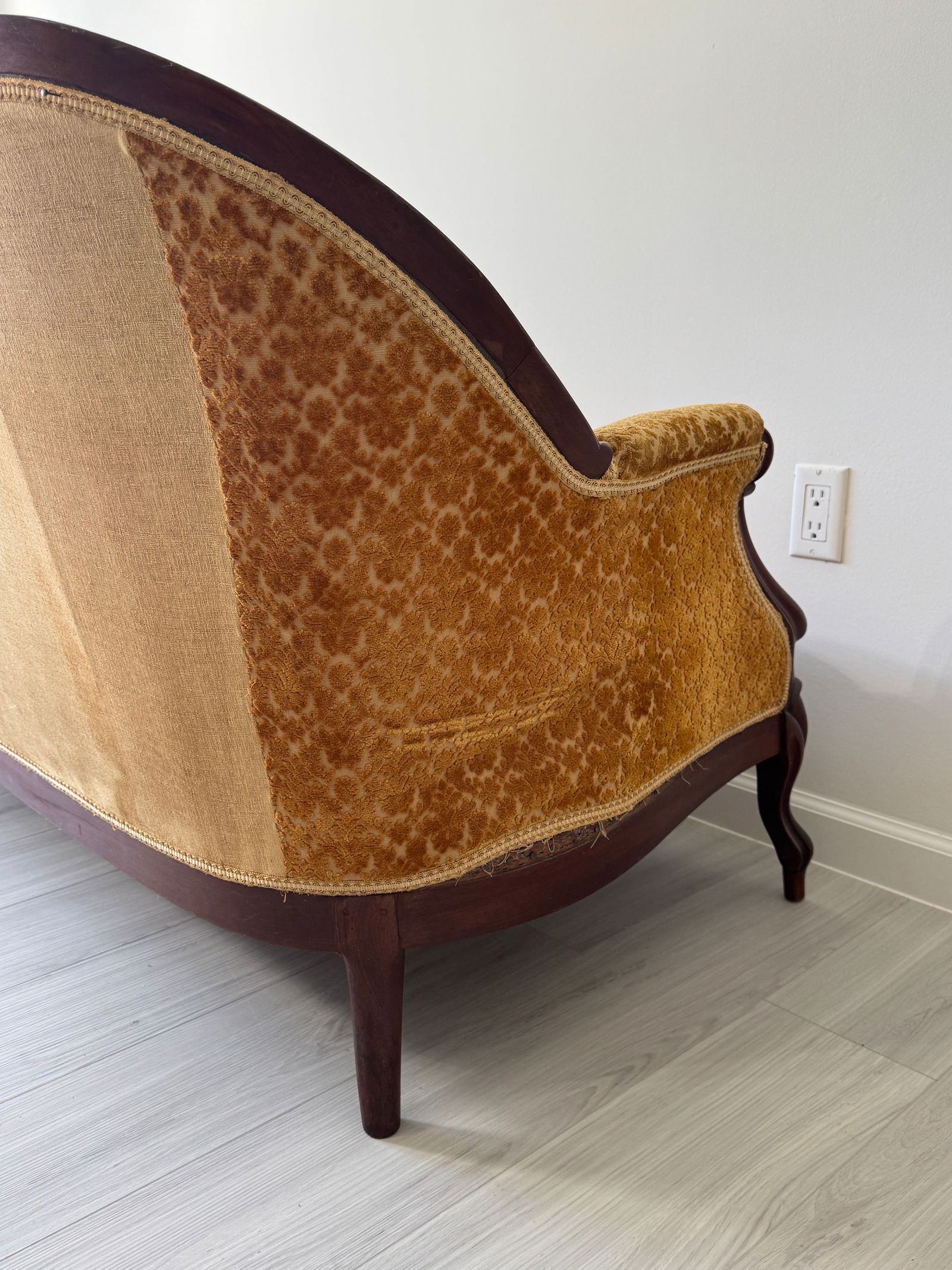 19th Century Parlor Sofa With Velvety Damask Upholstery - 6