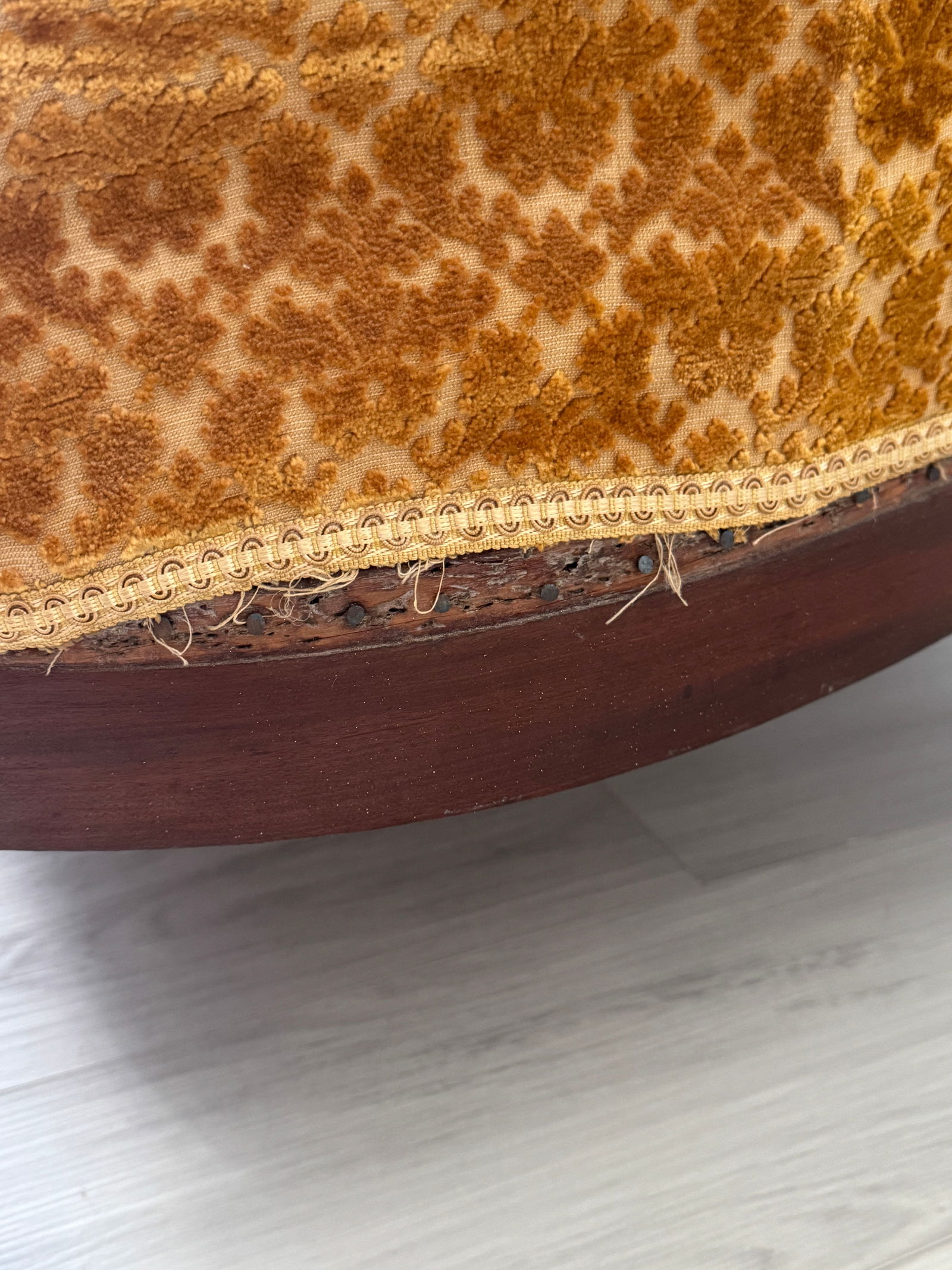 19th Century Parlor Sofa With Velvety Damask Upholstery - 9