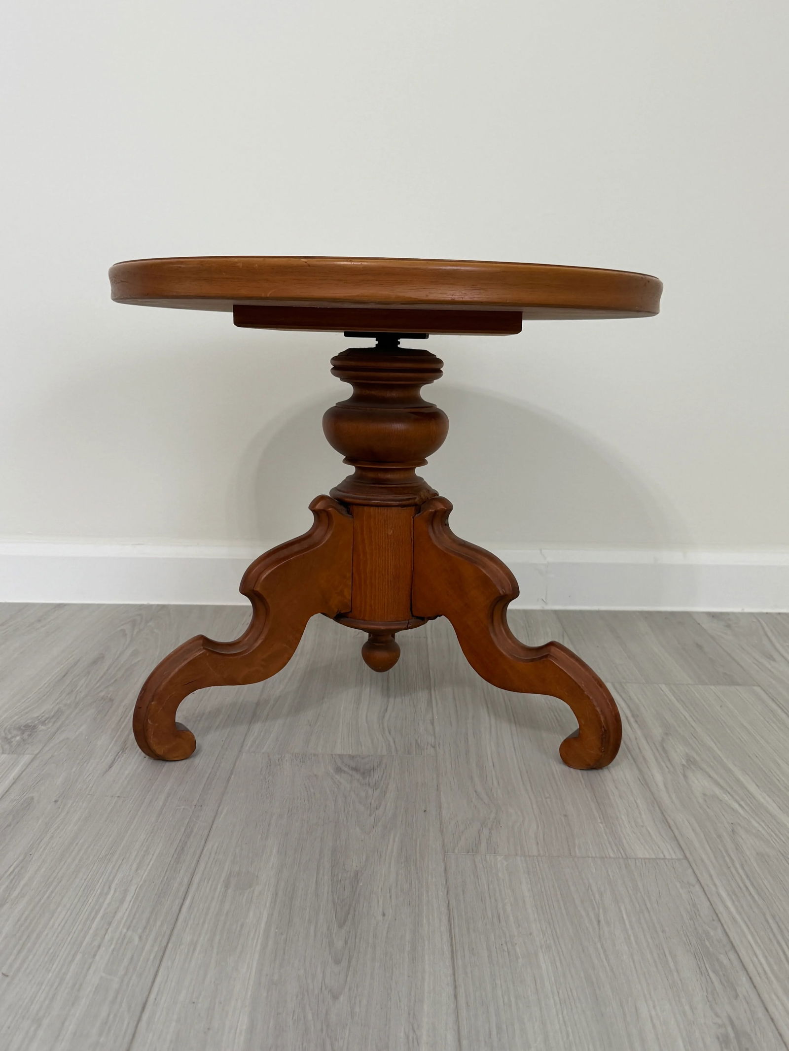 Antique Victorian Pedestal Parlor Side Table - 3