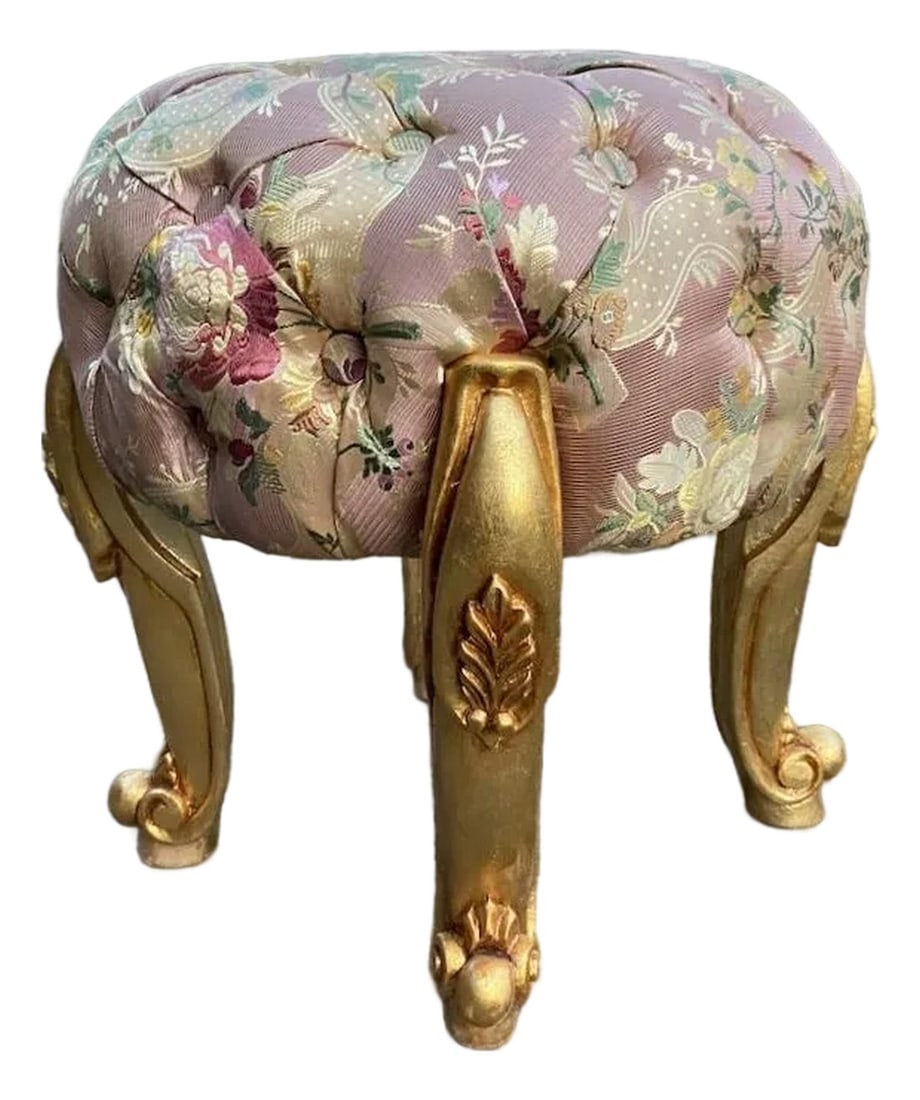 1980s French Louis XVI Gilt Beech Rose Damask Bench Pouf: 1980s French Louis XVI Bench Pouf Stool – Gilt Beech & Rose Damask Upholstery This elegant French Louis XVI-style bench pouf stool, crafted in the 1980s, beautifully captures the timeless