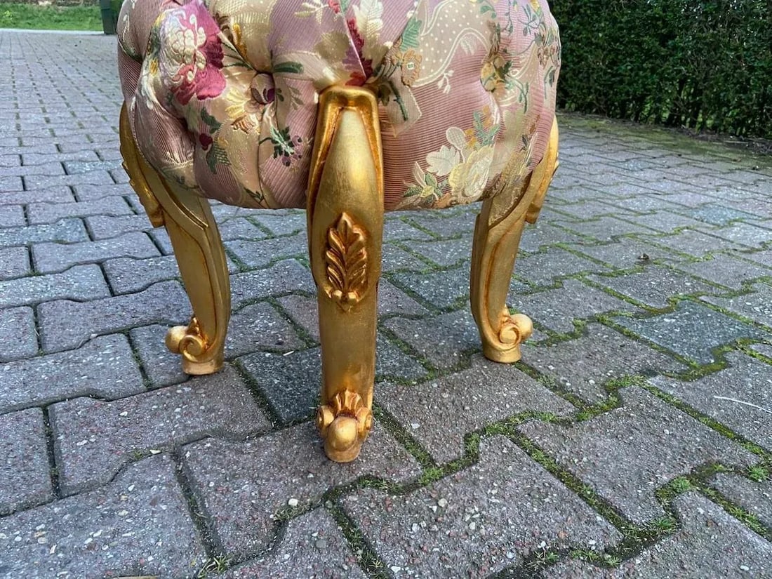 1980s French Louis XVI Gilt Beech Rose Damask Bench Pouf - 4