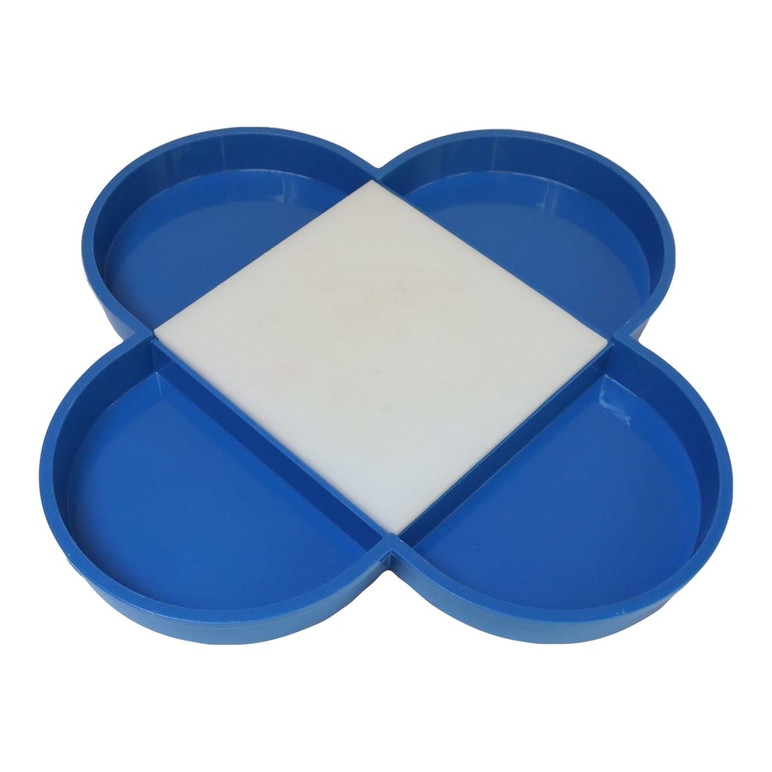 Vintage Blue Clover Divided Tray With Cutting Board by Gunnar Cyren for Dansk: Vintage serving/snack tray in attractive blue divided into four semi-circular compartments designed by Gunnar Cyren for Dansk in the 1970s. Includes the original white acrylic square cutting board,
