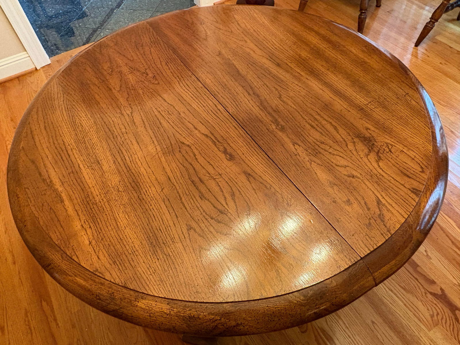 1970s Solid Oak Pedestal Dining Table With Two Leaves – Extends to 84" - Nashville - 4