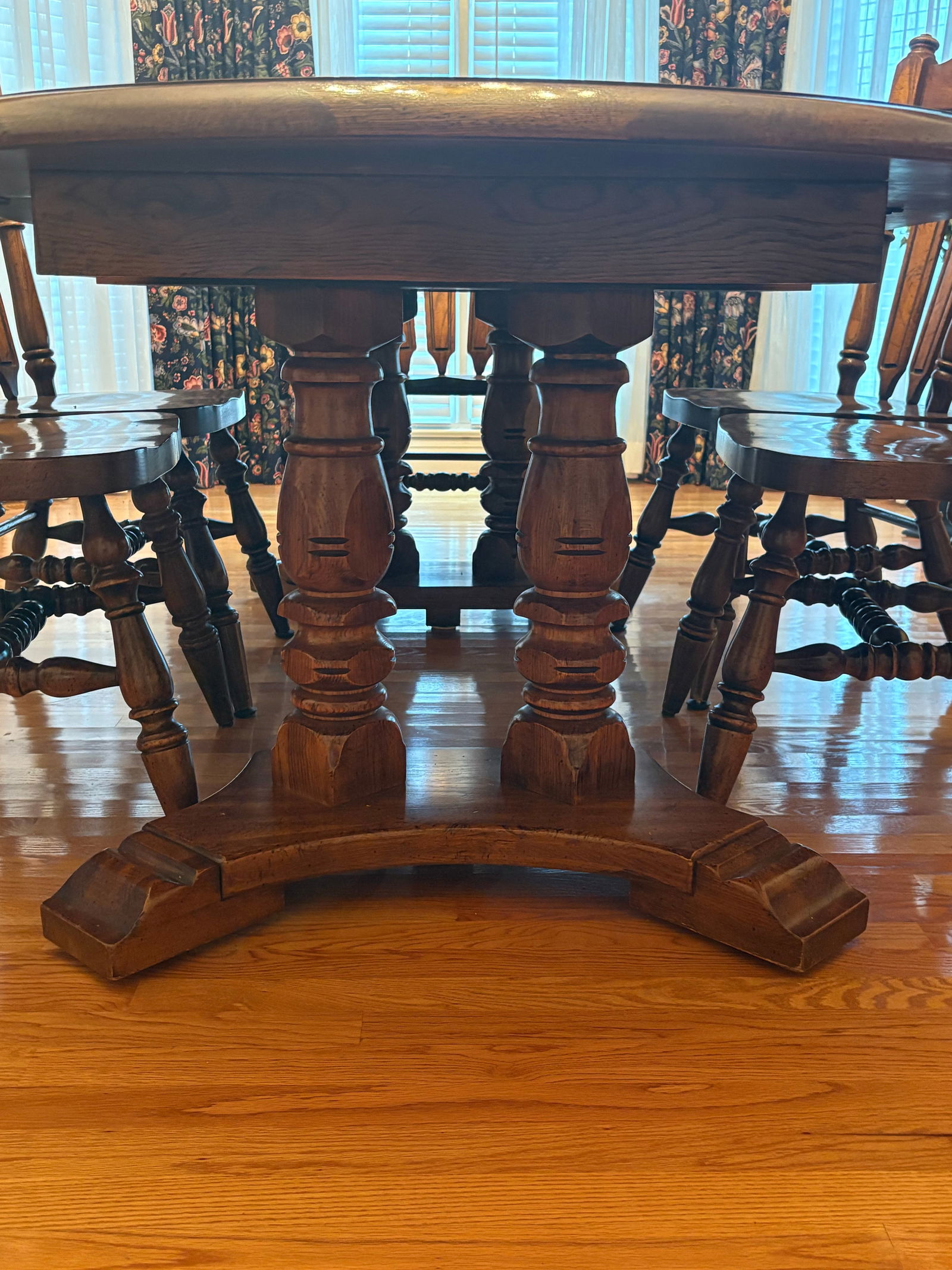 1970s Solid Oak Pedestal Dining Table With Two Leaves – Extends to 84" - Nashville - 5
