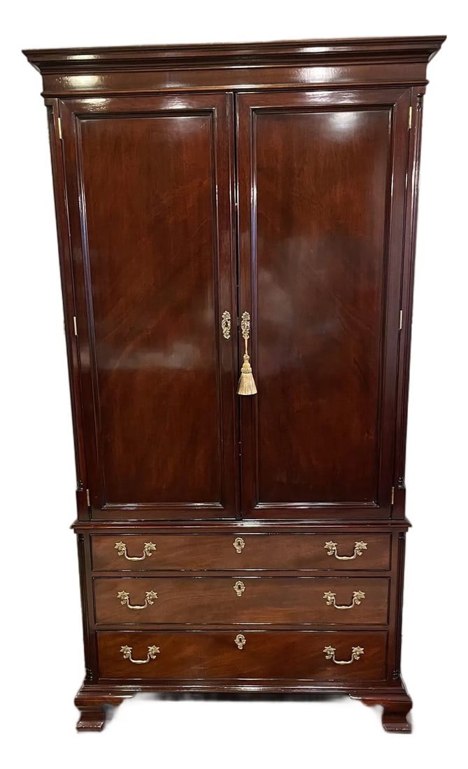 1990s Kindel Chippendale Mahogany 2 Door/3 Shelf and 3 Draw Bookcase/Entertainment Cabinet: Beautiful Kindel Chippendale high sheen mahogany bookcase/entertainment cabinet with 3 shelves, 2 locking doors and 3 locking draws. The cabinet is accented by antique brass hardware and high sheen br
