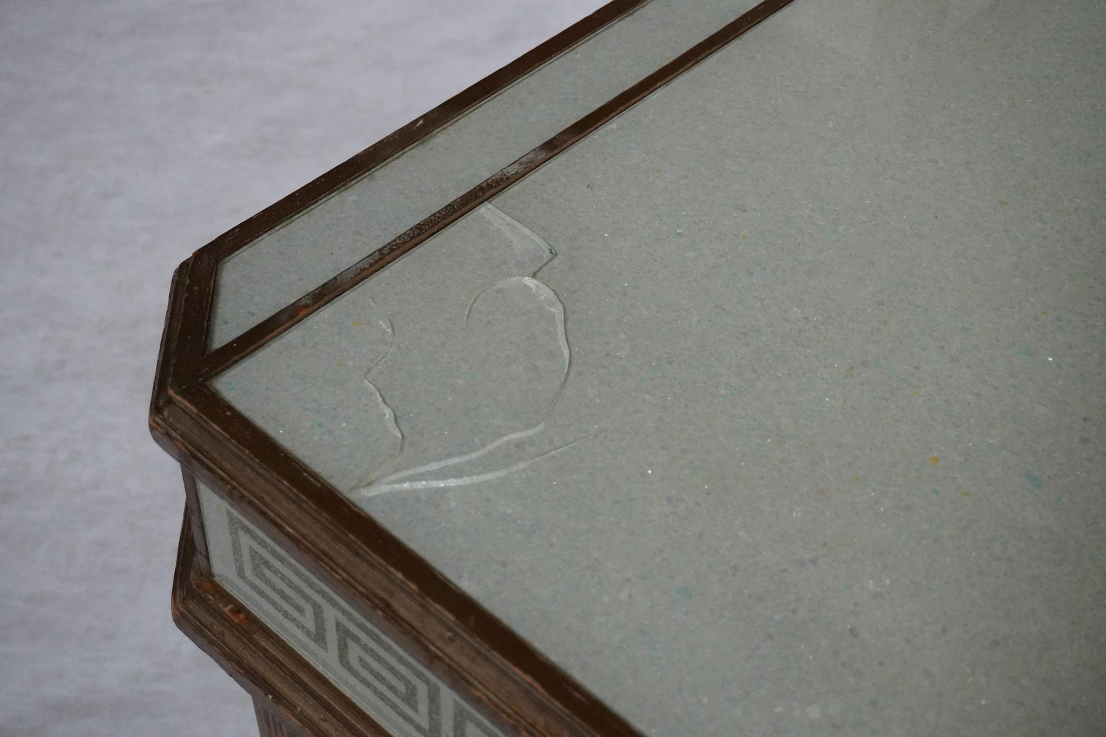 Mid 20th Century A Pair of Reverse-Painted and Opalescent Nightstands - 12