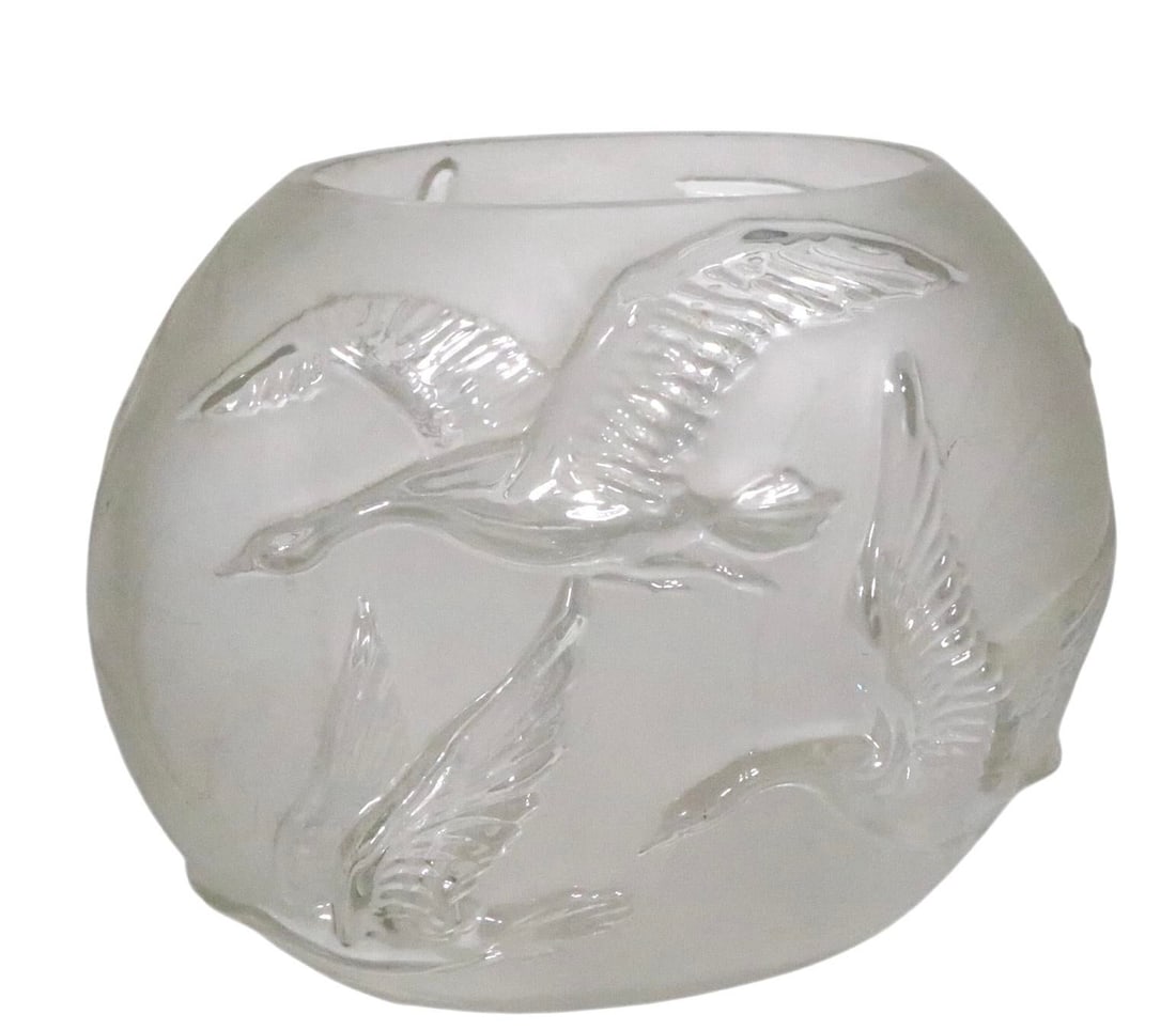 Mid 20th Century Art Deco Flying Geese Pattern Glass Vase - 2