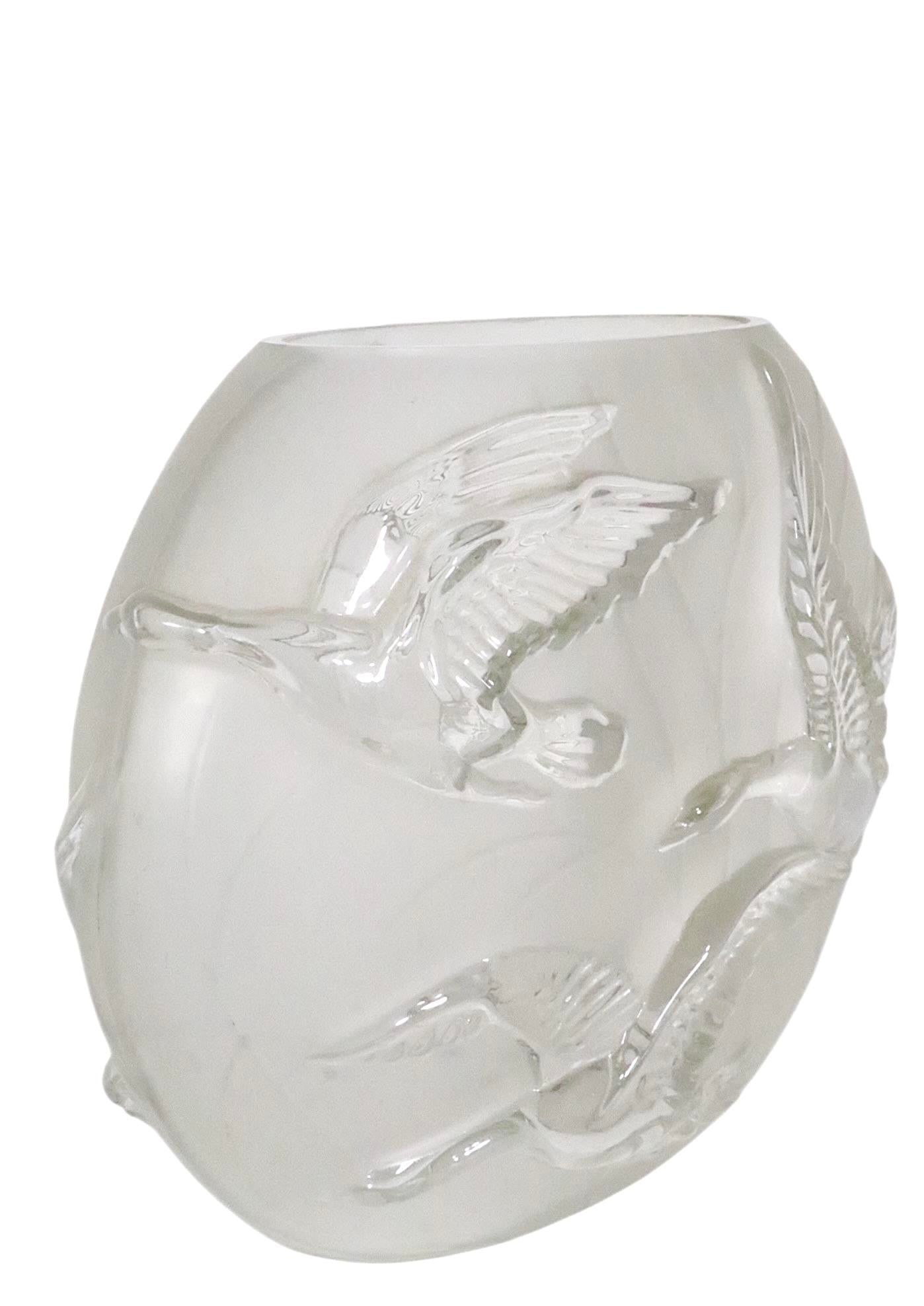 Mid 20th Century Art Deco Flying Geese Pattern Glass Vase - 4