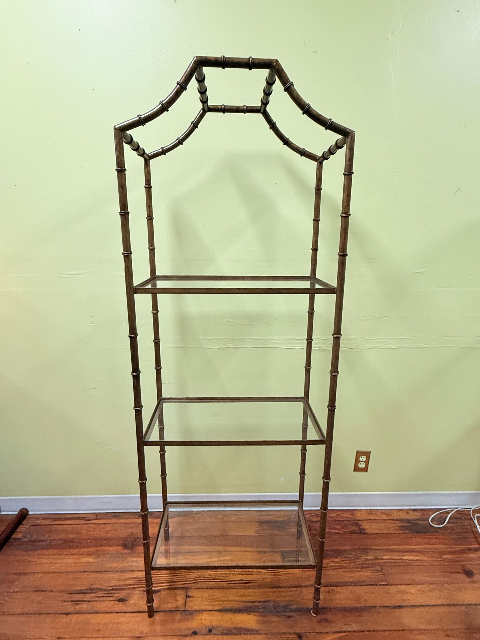 Vintage Hollywood Regency Gilt Faux Bamboo Étagère: A Statement of Lasting Elegance - - 3