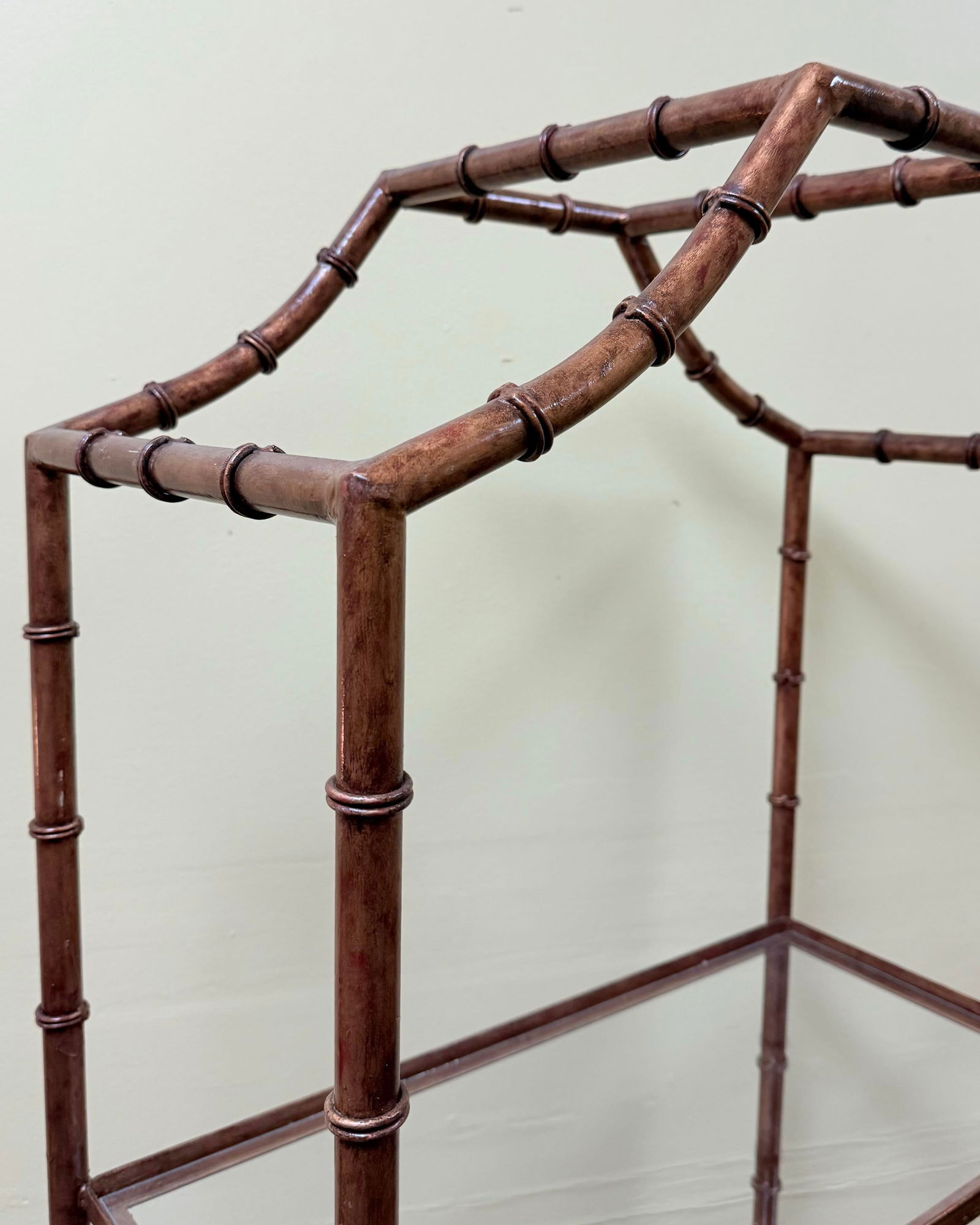 Vintage Hollywood Regency Gilt Faux Bamboo Étagère: A Statement of Lasting Elegance - - 8