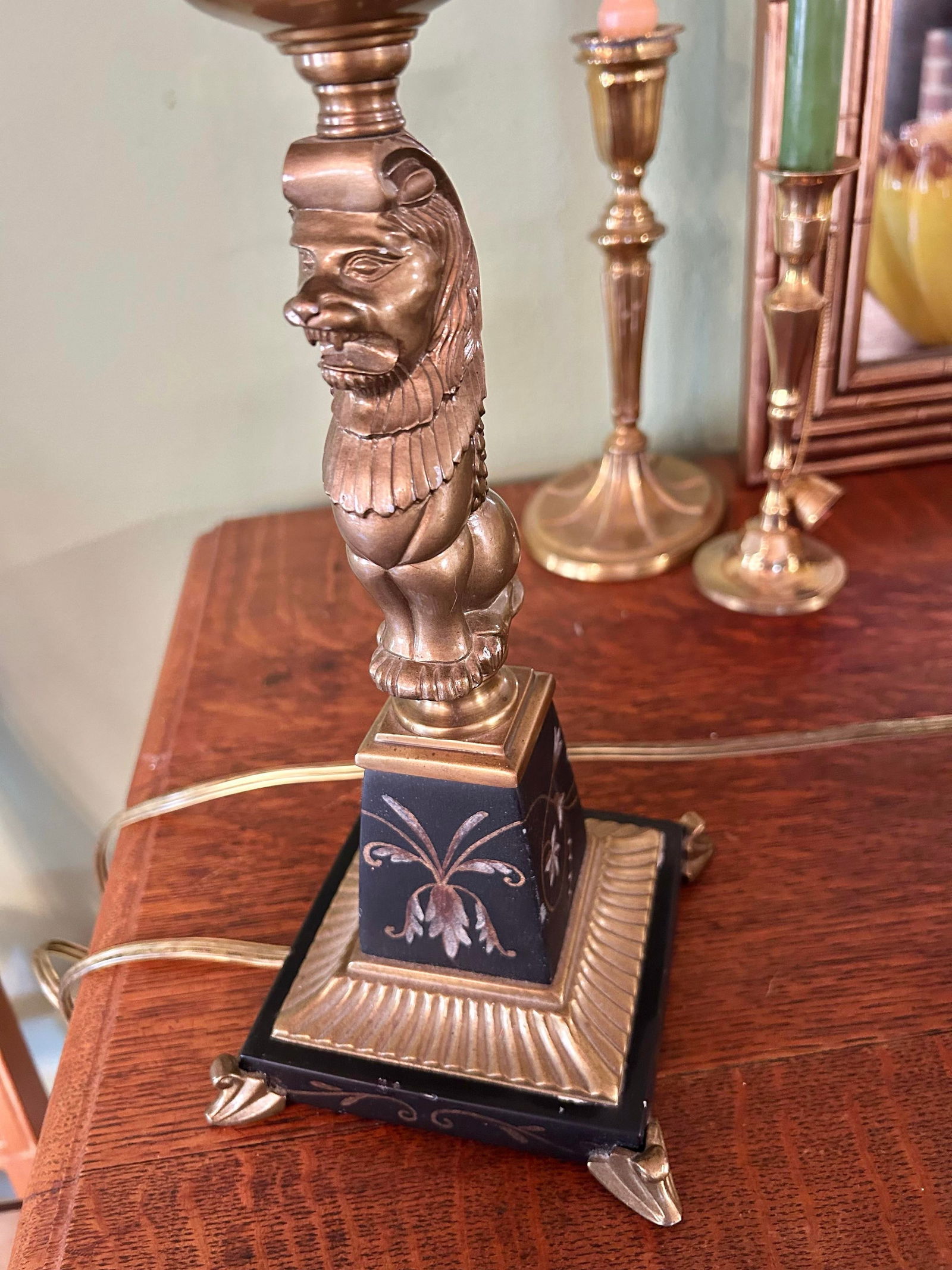 Late 20th Century Neoclassical Regency-Style Lion Table Lamp Black & Gilt Metal in the Style of Fred - 4