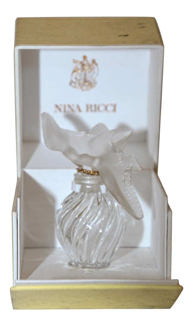 Vintage Nina Ricci l'Air Du Temps Lalique Double Dove: Vintage Nina Ricci L'Air Du Temps double dove in yellow box. Rare, Nina Ricci L'Air Du Temps glass perfume bottle in box . Circa: 1950s The perfect harmony of an enchanting elixir, the symbol of femin