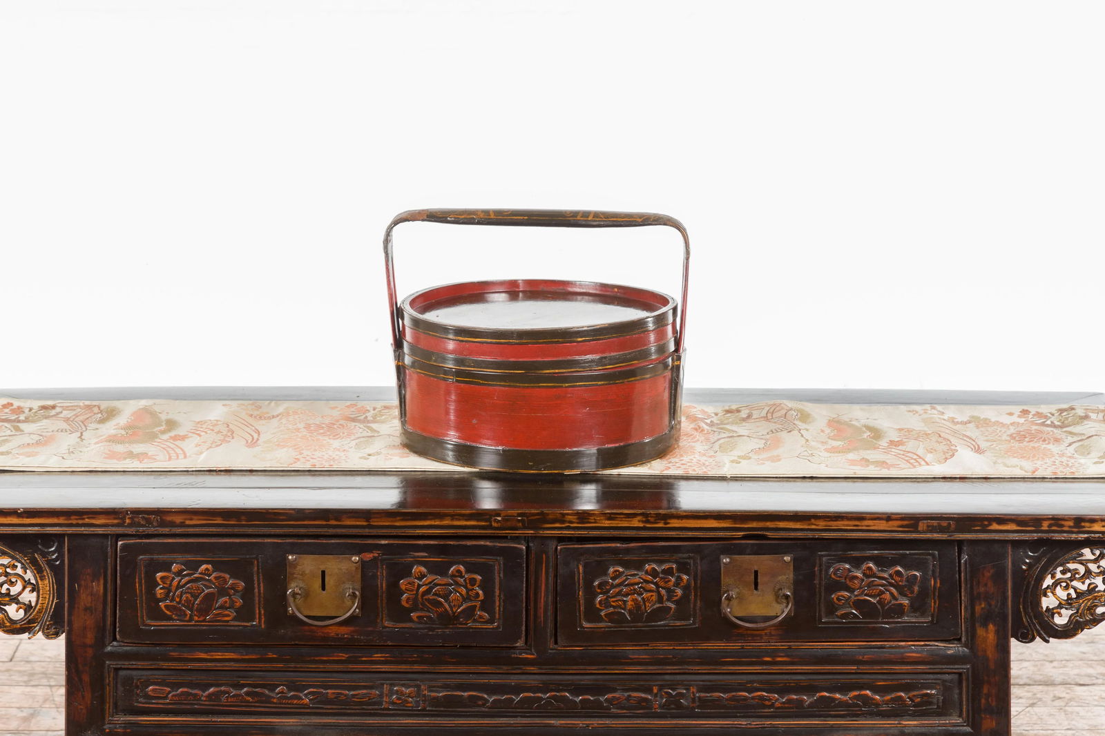 Chinese Vintage Black and Red Round Picnic Basket with Gilt Chinoiserie Décor - 10