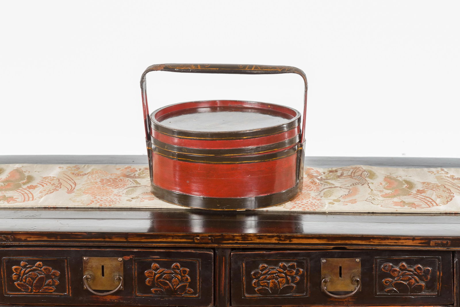 Chinese Vintage Black and Red Round Picnic Basket with Gilt Chinoiserie Décor - 11