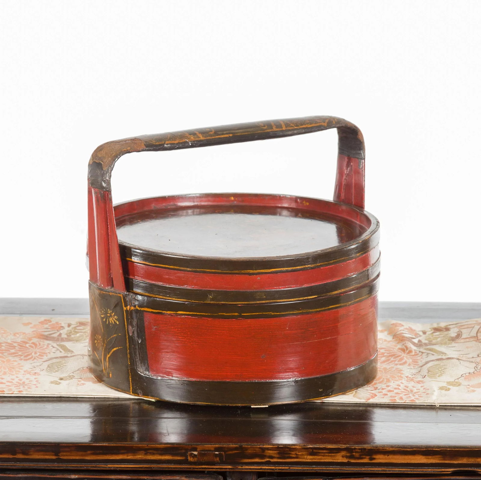 Chinese Vintage Black and Red Round Picnic Basket with Gilt Chinoiserie Décor - 12