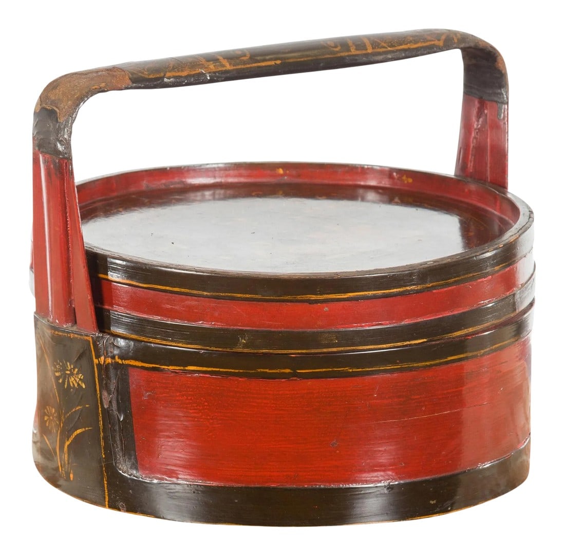 Chinese Vintage Black and Red Round Picnic Basket with Gilt Chinoiserie Décor: A Chinese vintage black and red lacquer picnic basket from the mid 20th century, with gilt Chinoiserie décor. Created in China during the midcentury period, this red and black lacquer picnic