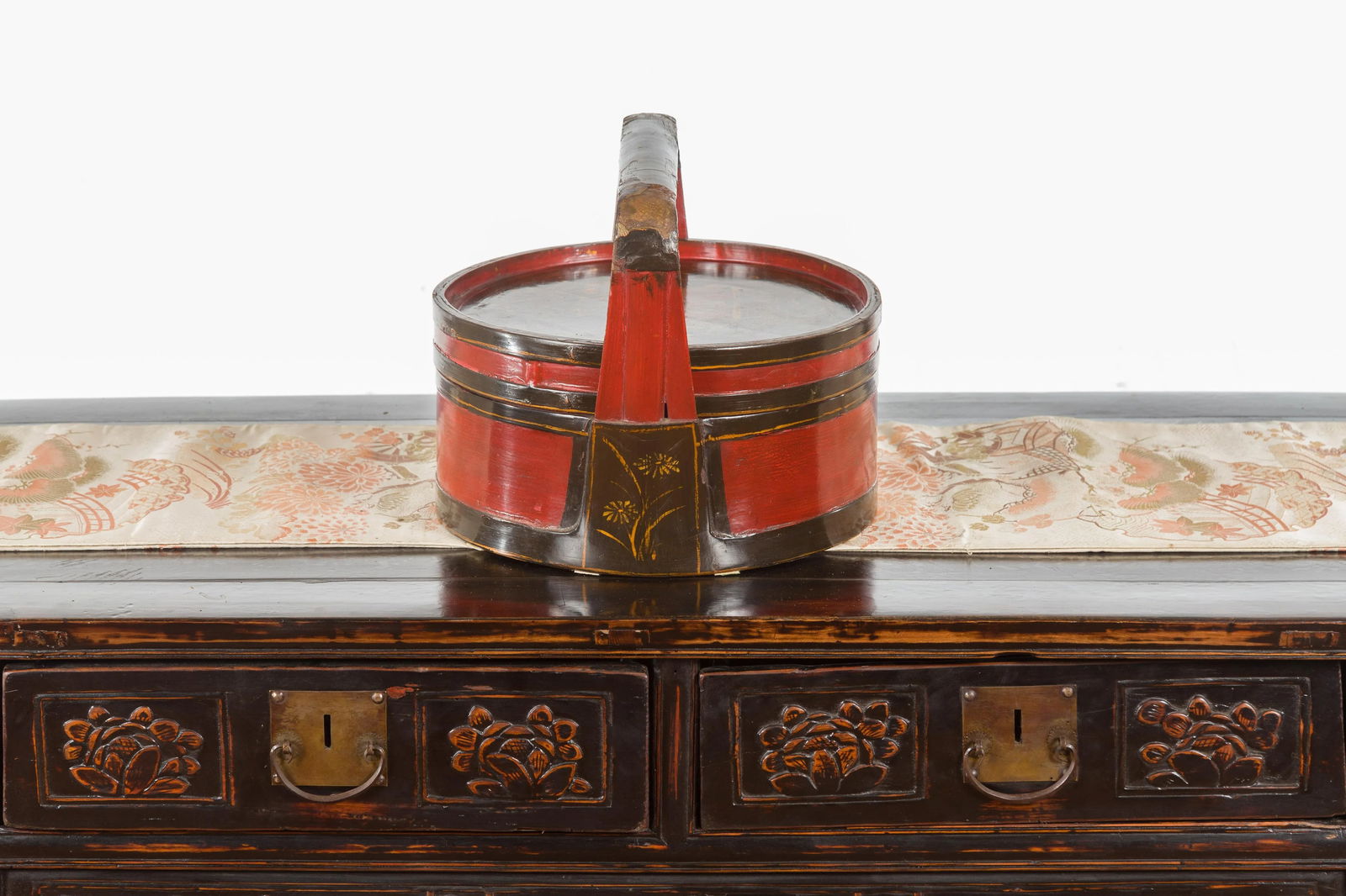 Chinese Vintage Black and Red Round Picnic Basket with Gilt Chinoiserie Décor - 4