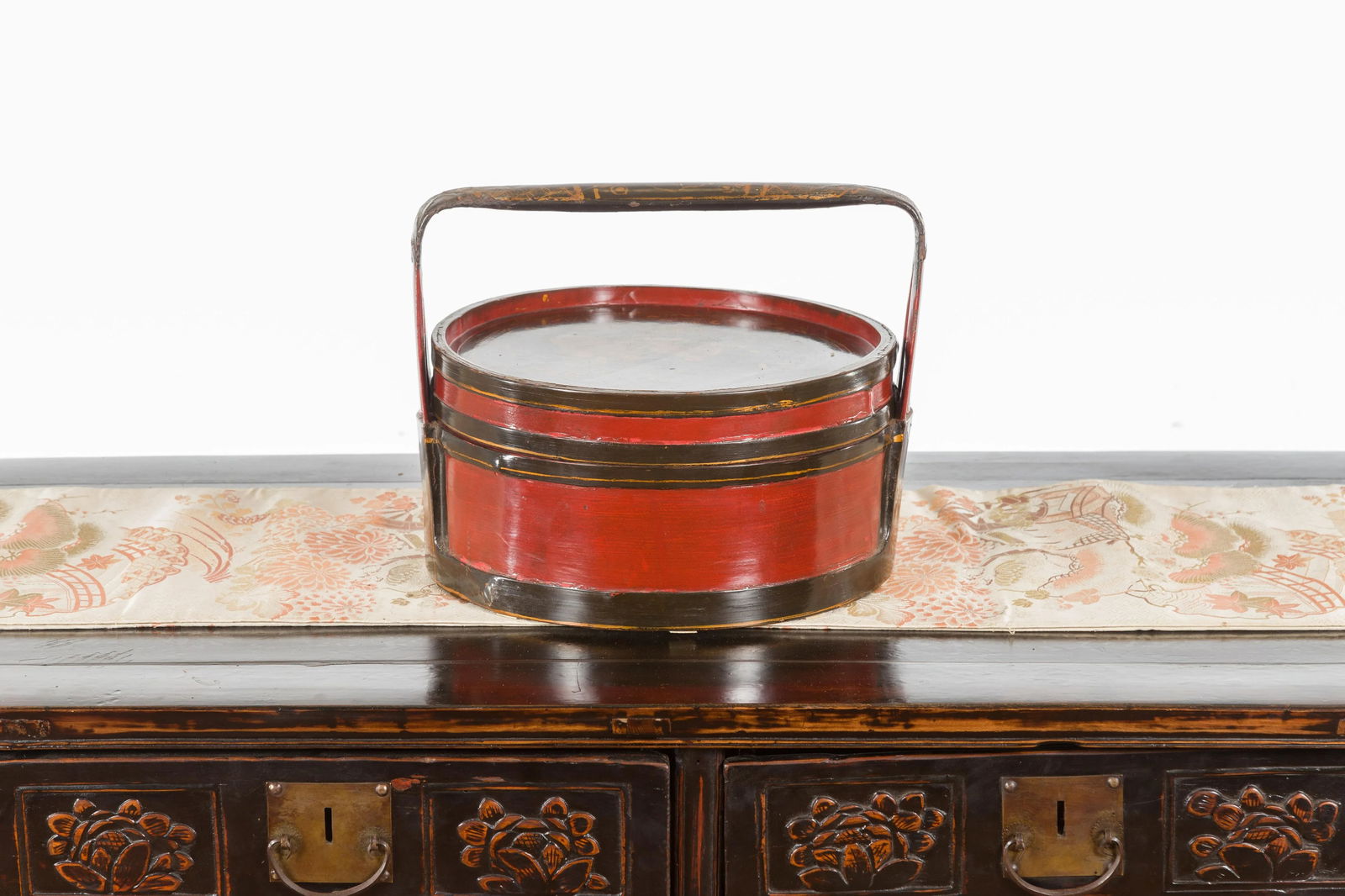 Chinese Vintage Black and Red Round Picnic Basket with Gilt Chinoiserie Décor - 5