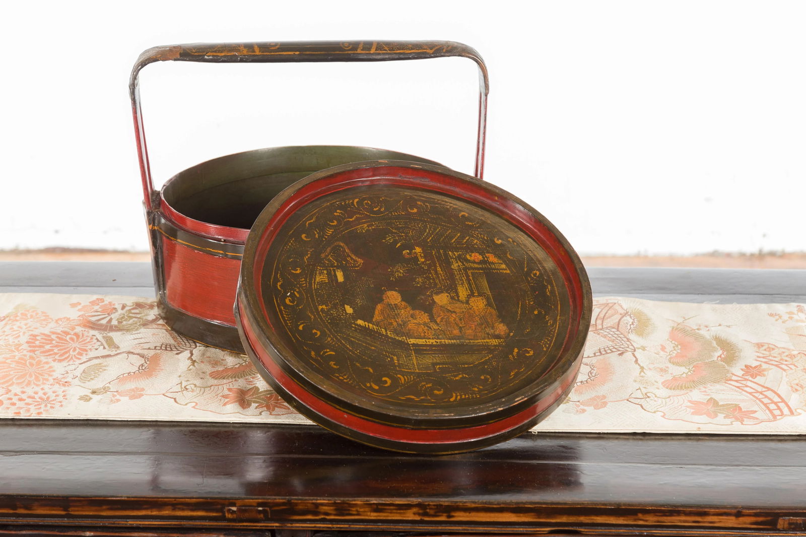 Chinese Vintage Black and Red Round Picnic Basket with Gilt Chinoiserie Décor - 6