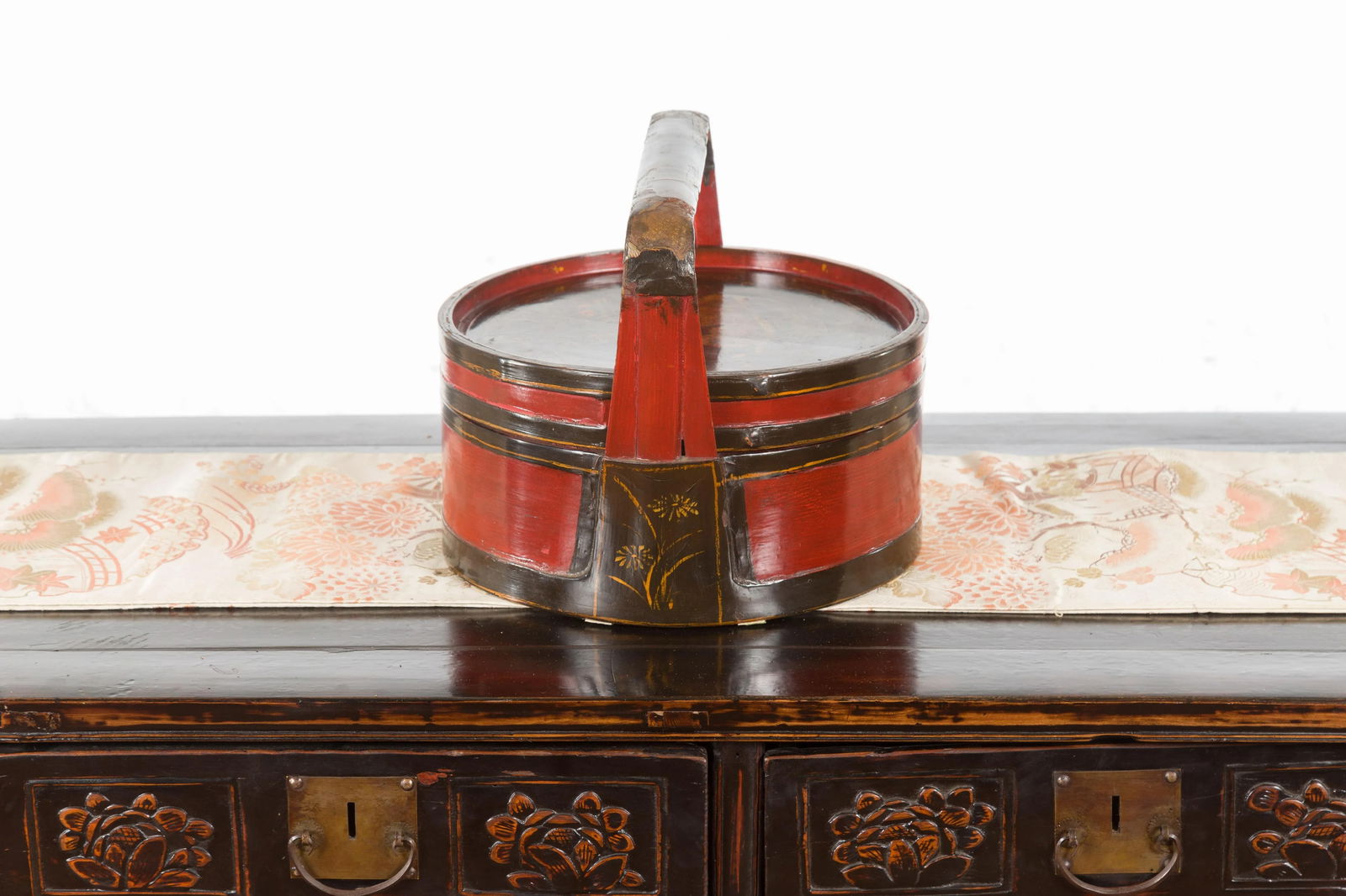 Chinese Vintage Black and Red Round Picnic Basket with Gilt Chinoiserie Décor - 8