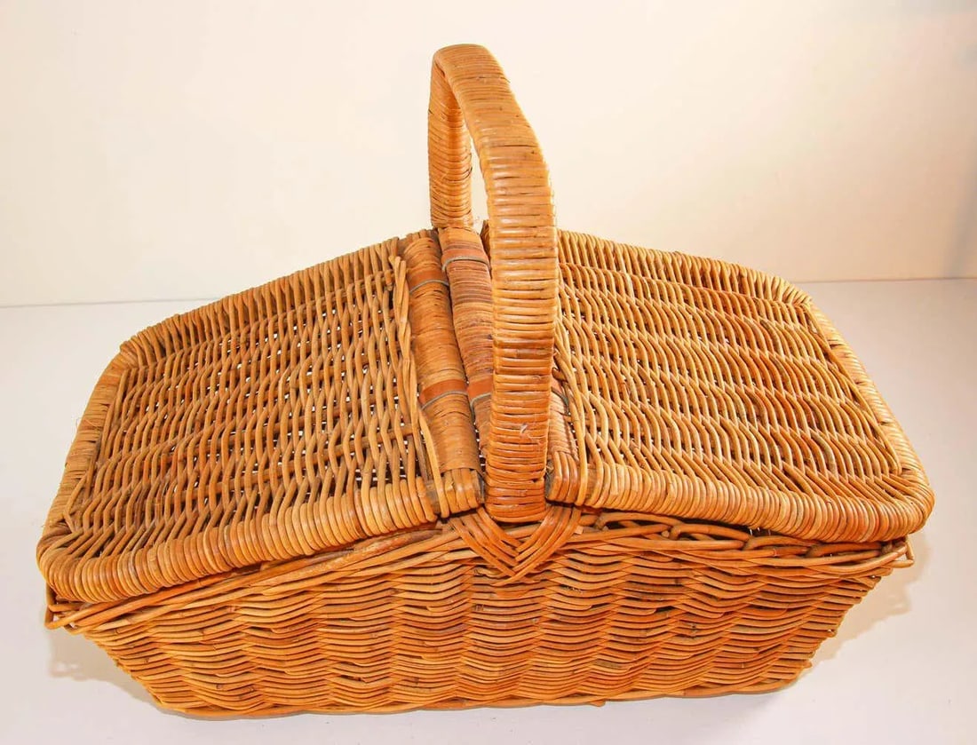 1980s French Provincial Rattan Lidded Handled Basket - 8