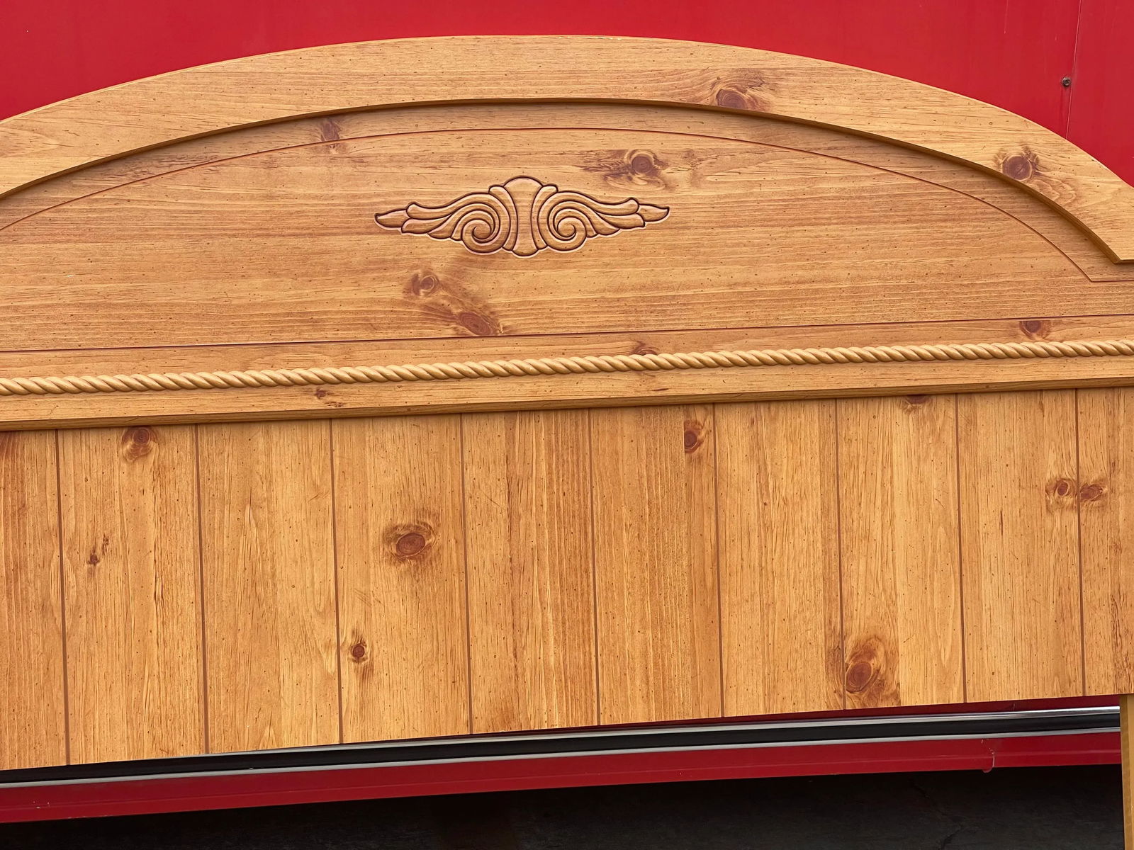 1990s English Blonde Wooden Headboard With Hand Carved Details - 2